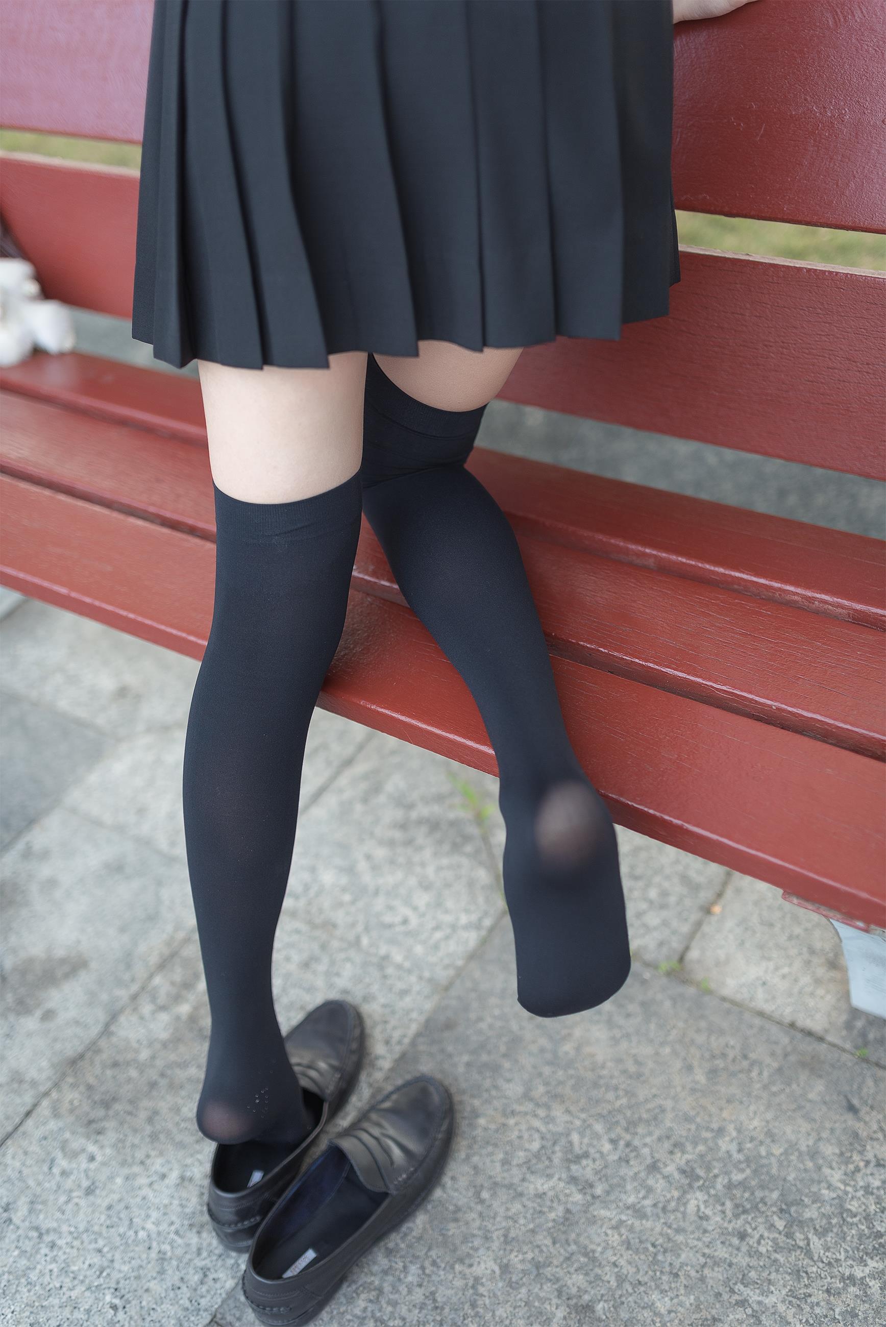 [风之领域]NO.003 清纯可爱小萝莉 高中女生制服与黑色短裙加黑色丝袜美腿性感私房写真集,