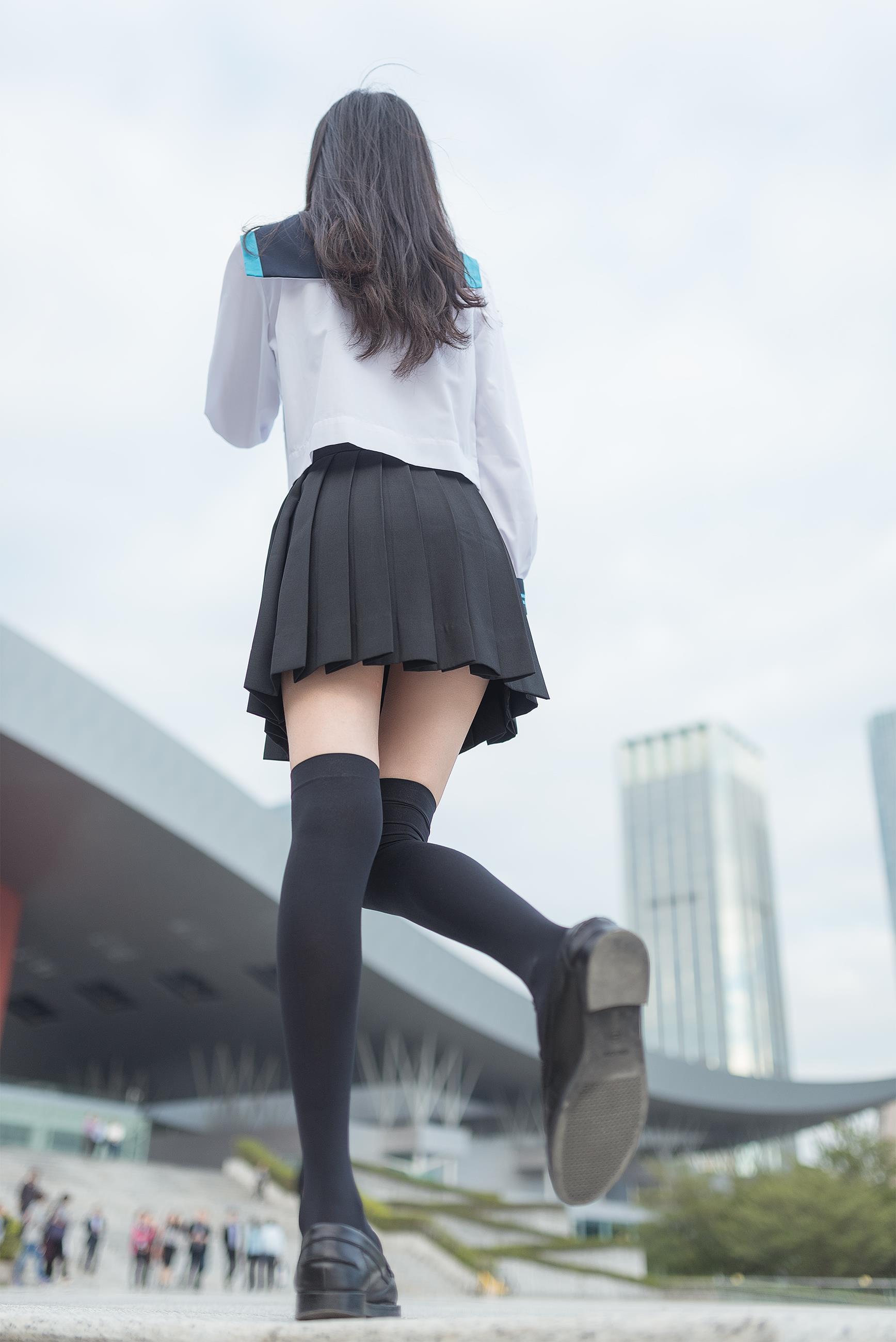 [风之领域]NO.003 清纯可爱小萝莉 高中女生制服与黑色短裙加黑色丝袜美腿性感私房写真集,