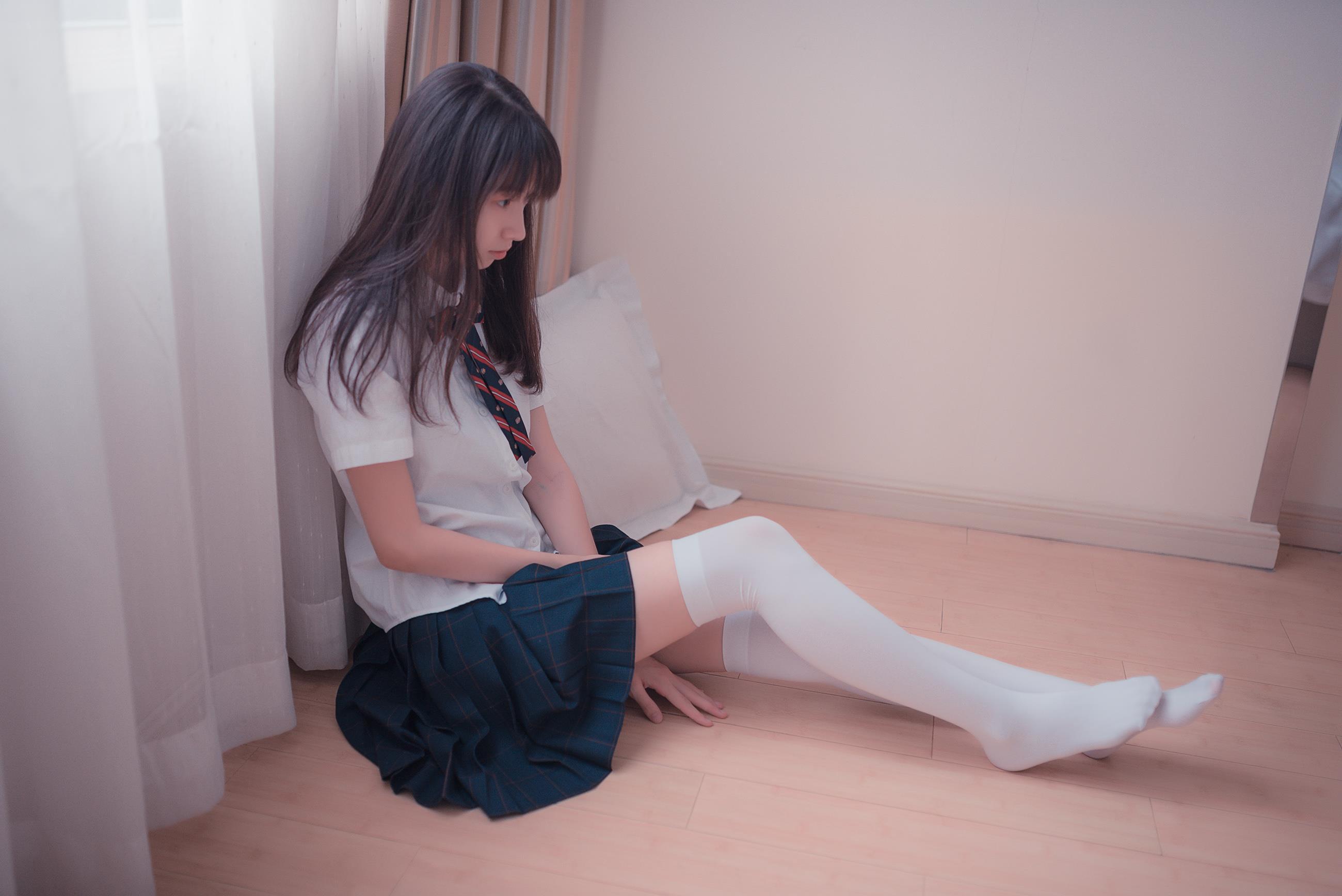 [风之领域]NO.004 清纯可爱小萝莉 高中女生制服与蓝色短裙加白色丝袜美腿室内性感私房写真集,