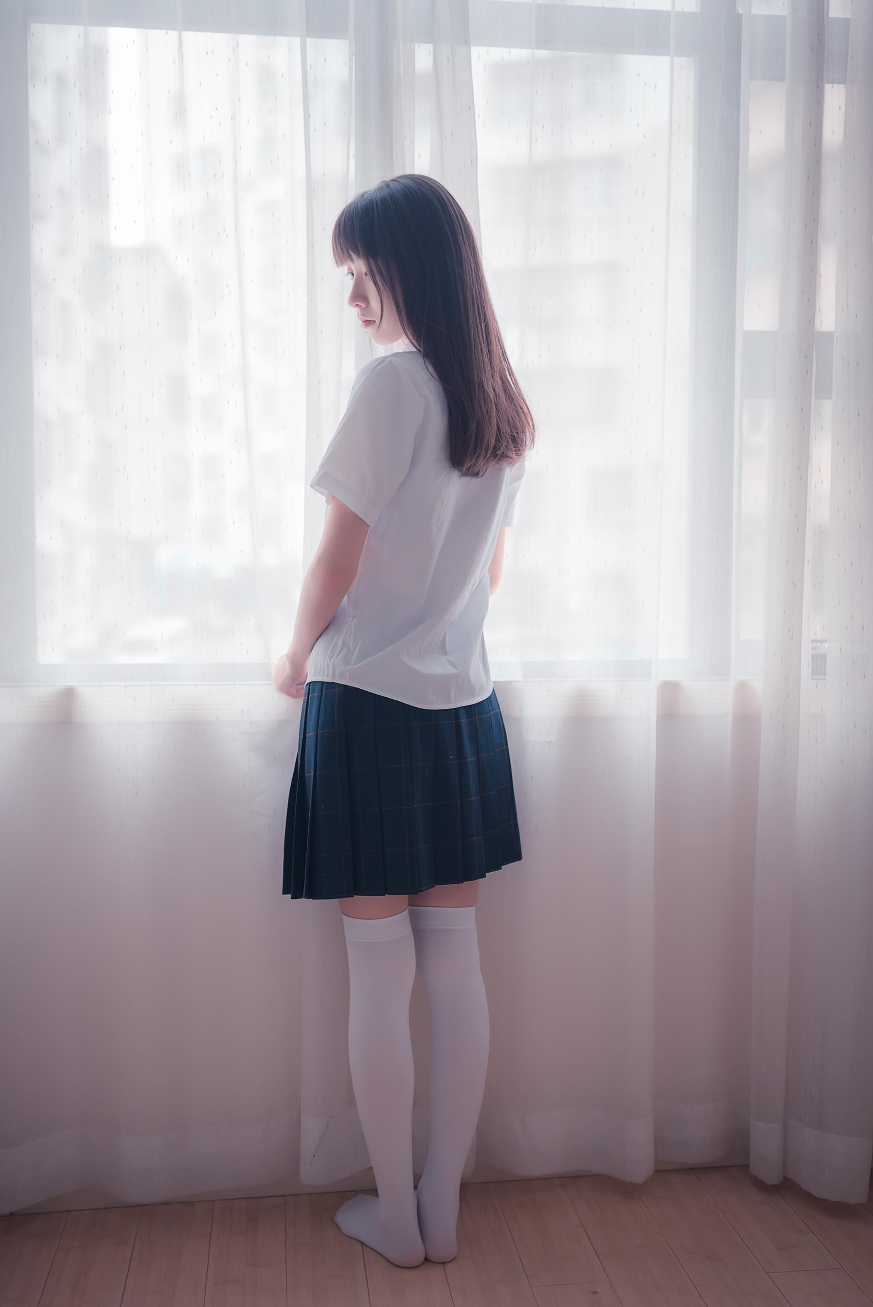 [风之领域]NO.004 清纯可爱小萝莉 高中女生制服与蓝色短裙加白色丝袜美腿室内性感私房写真集,