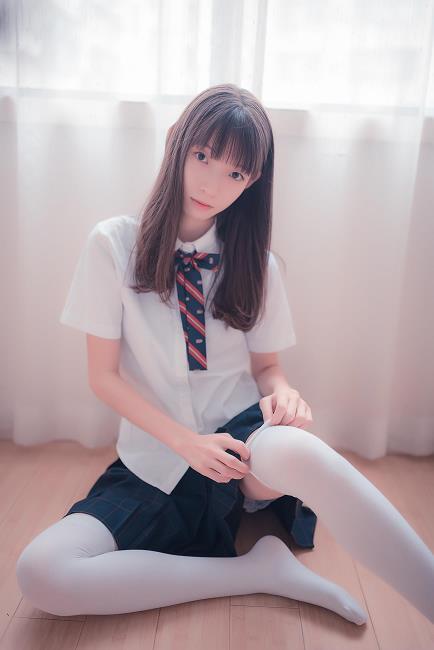 [风之领域]NO.004 清纯可爱小萝莉 高中女生制服与蓝色短裙加白色丝袜美腿室内