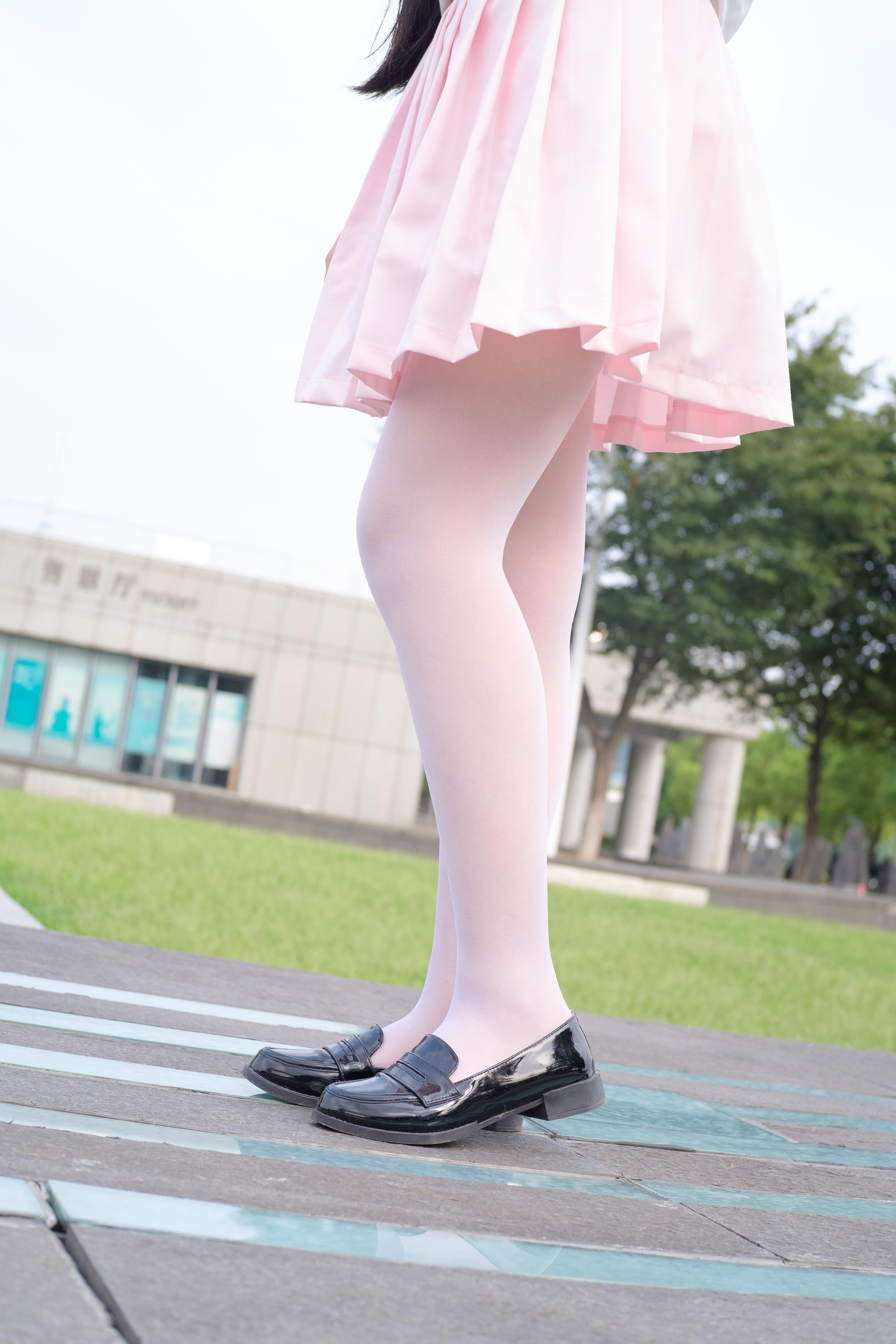 [森萝财团]萝莉R15-033 粉色高中女生制服短裙加粉色丝袜美腿性感私房写真集,