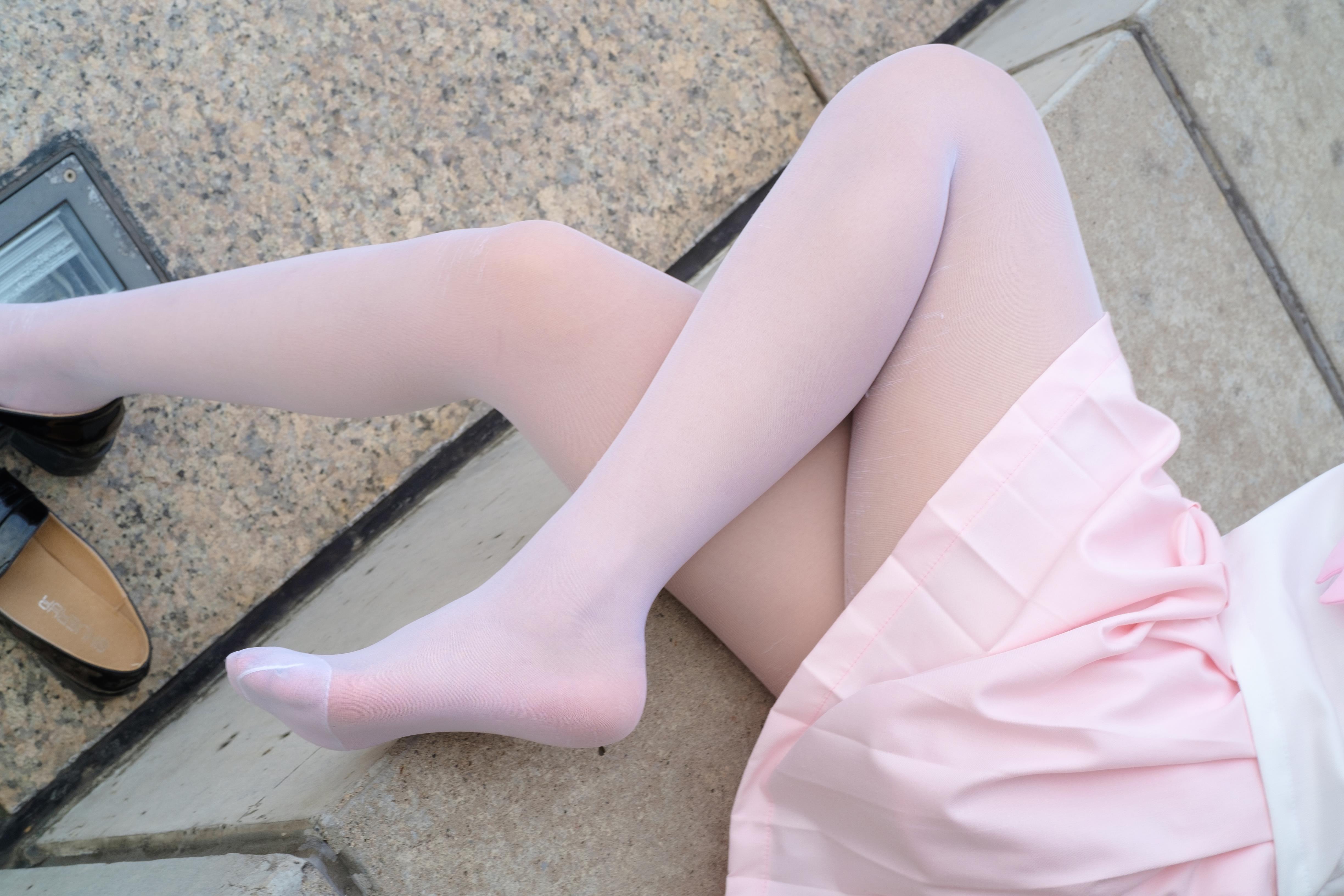 [森萝财团]萝莉R15-033 粉色高中女生制服短裙加粉色丝袜美腿性感私房写真集,