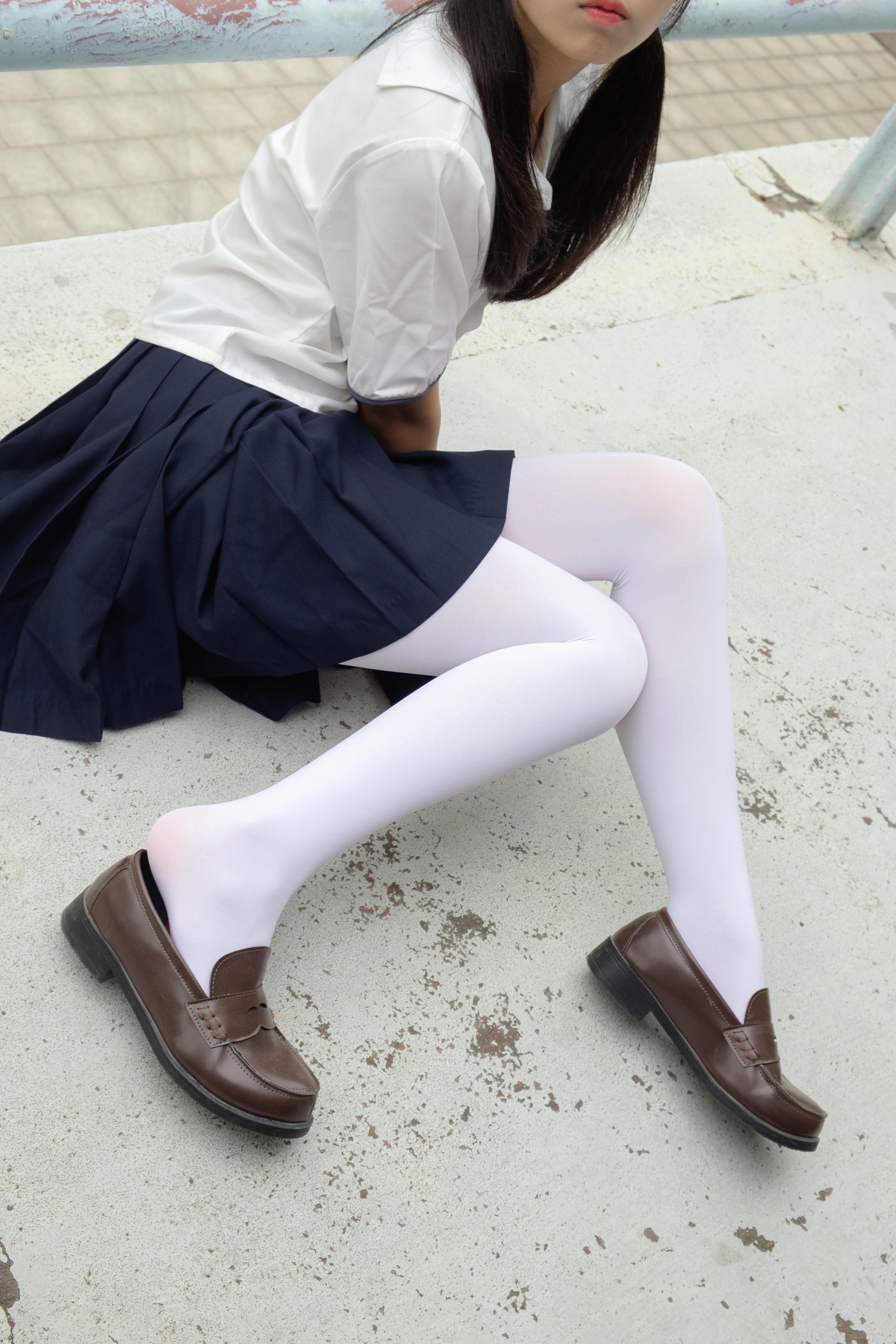 [森萝财团]萝莉R15-034 高中女生制服与蓝色短裙加白色丝袜美腿性感私房写真集,