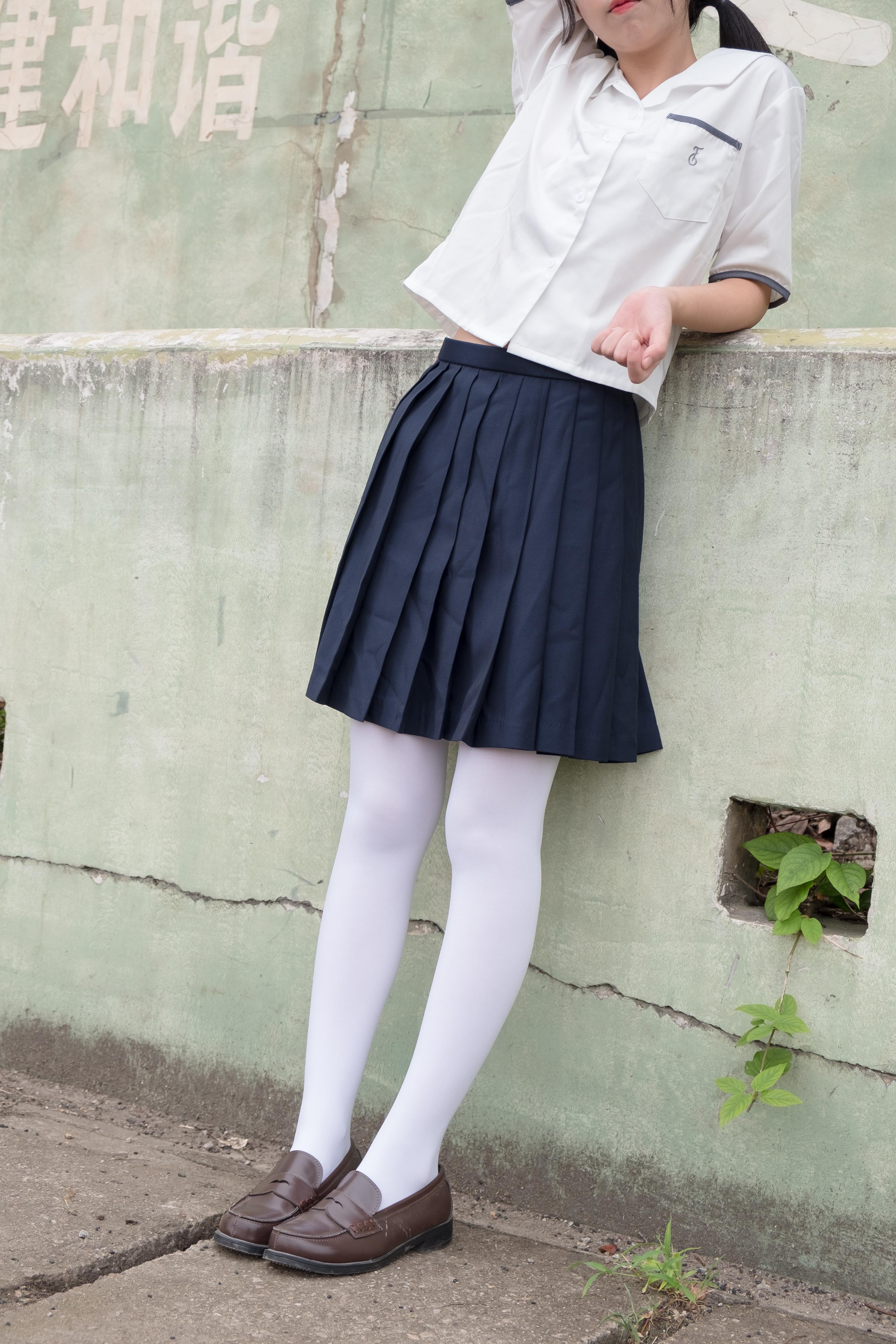[森萝财团]萝莉R15-034 高中女生制服与蓝色短裙加白色丝袜美腿性感私房写真集,