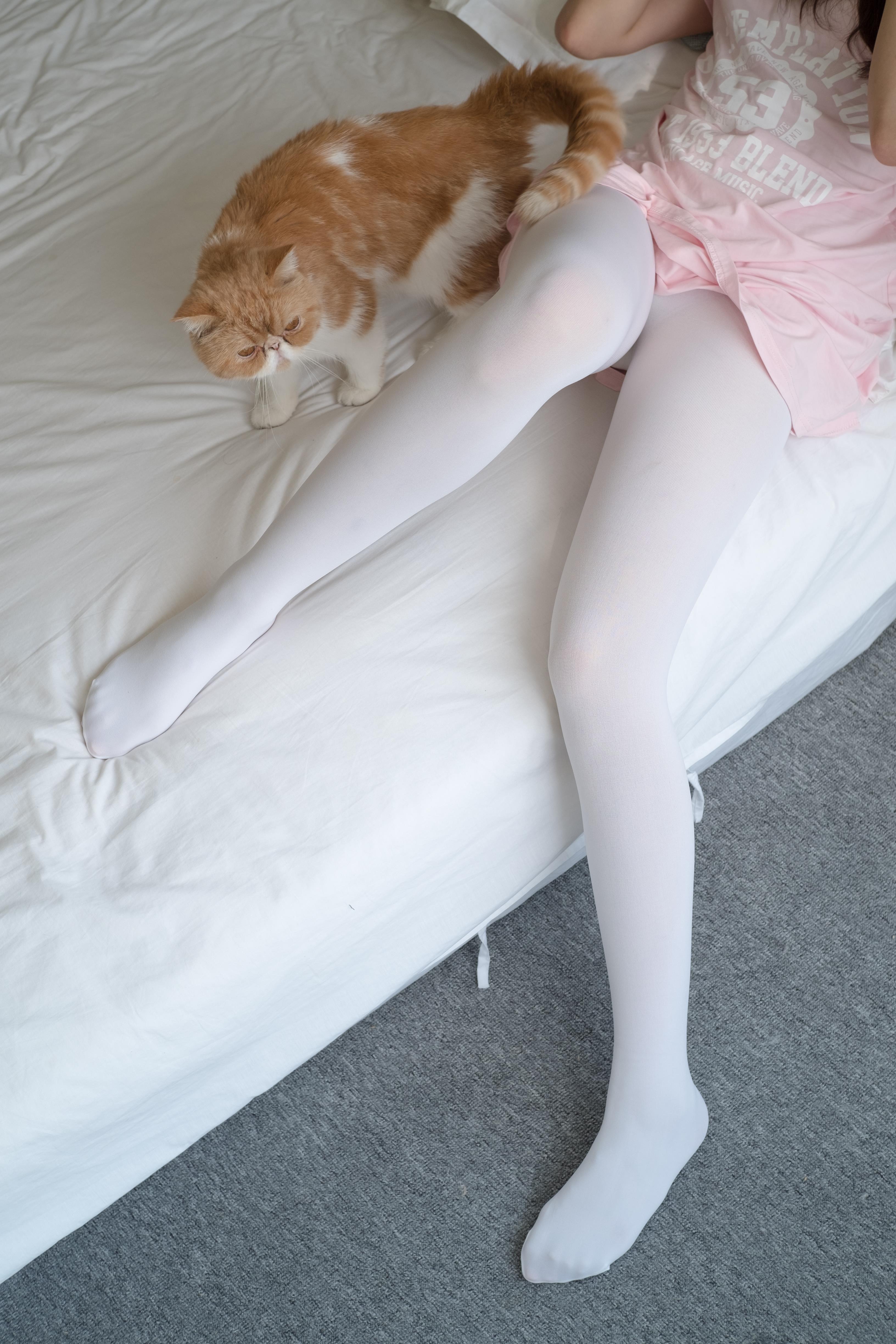 [森萝财团]萝莉R15-035 快捷酒店内粉色短袖加白色丝袜美腿玉足性感私房写真集,