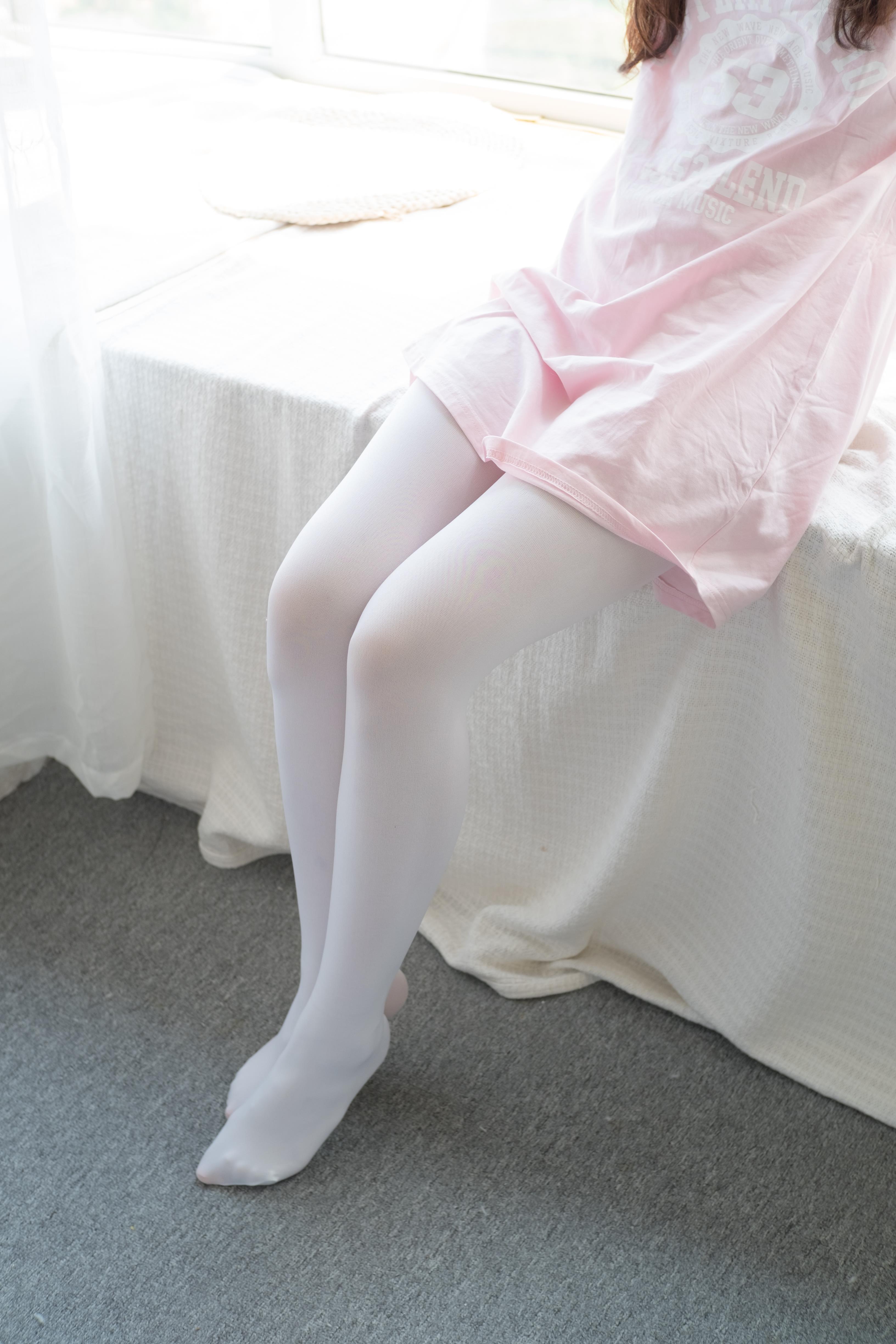 [森萝财团]萝莉R15-035 快捷酒店内粉色短袖加白色丝袜美腿玉足性感私房写真集,