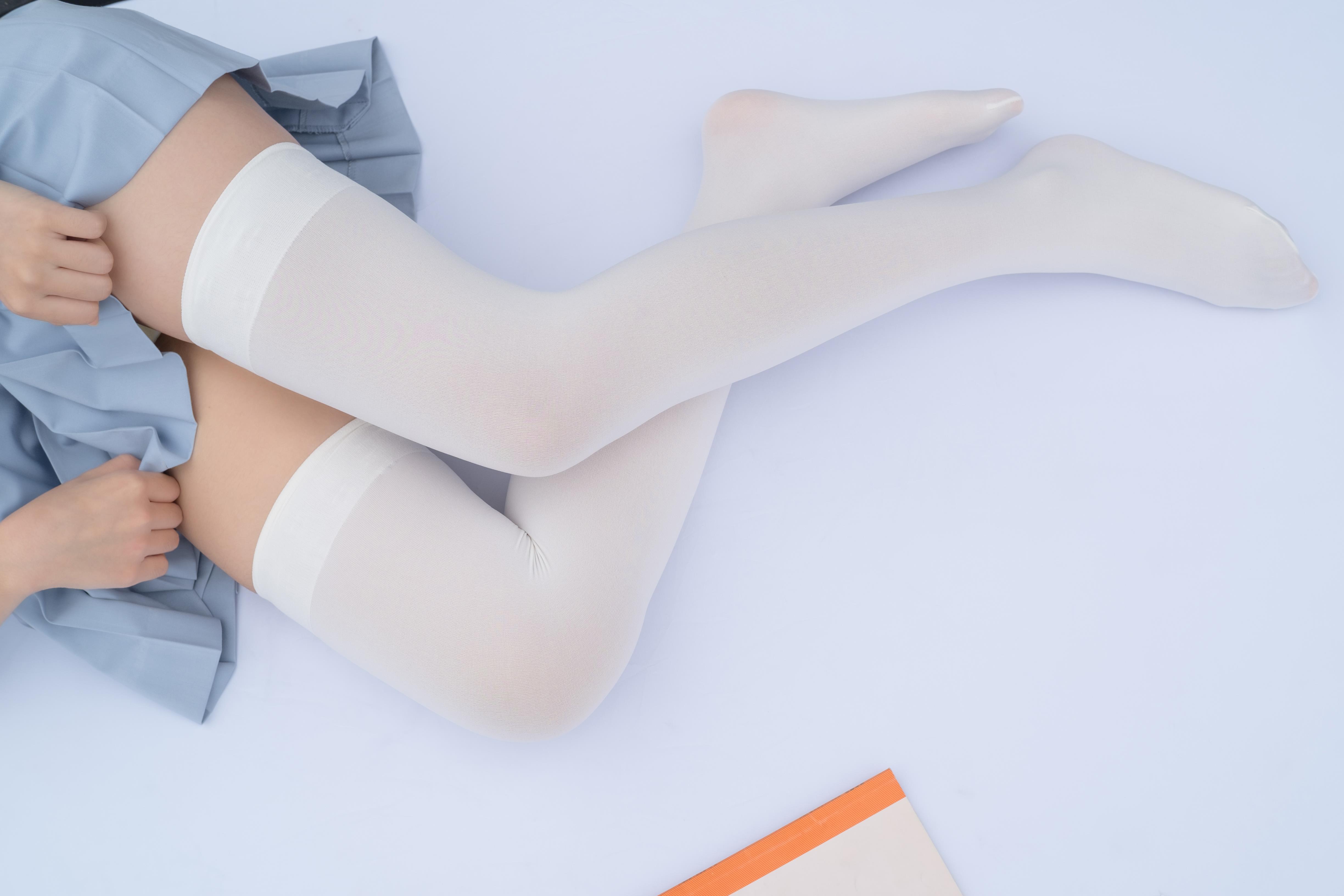 [森萝财团]萝莉R15-036 淡蓝色高中女生制服短裙加白色丝袜美腿玉足性感私房写真集,