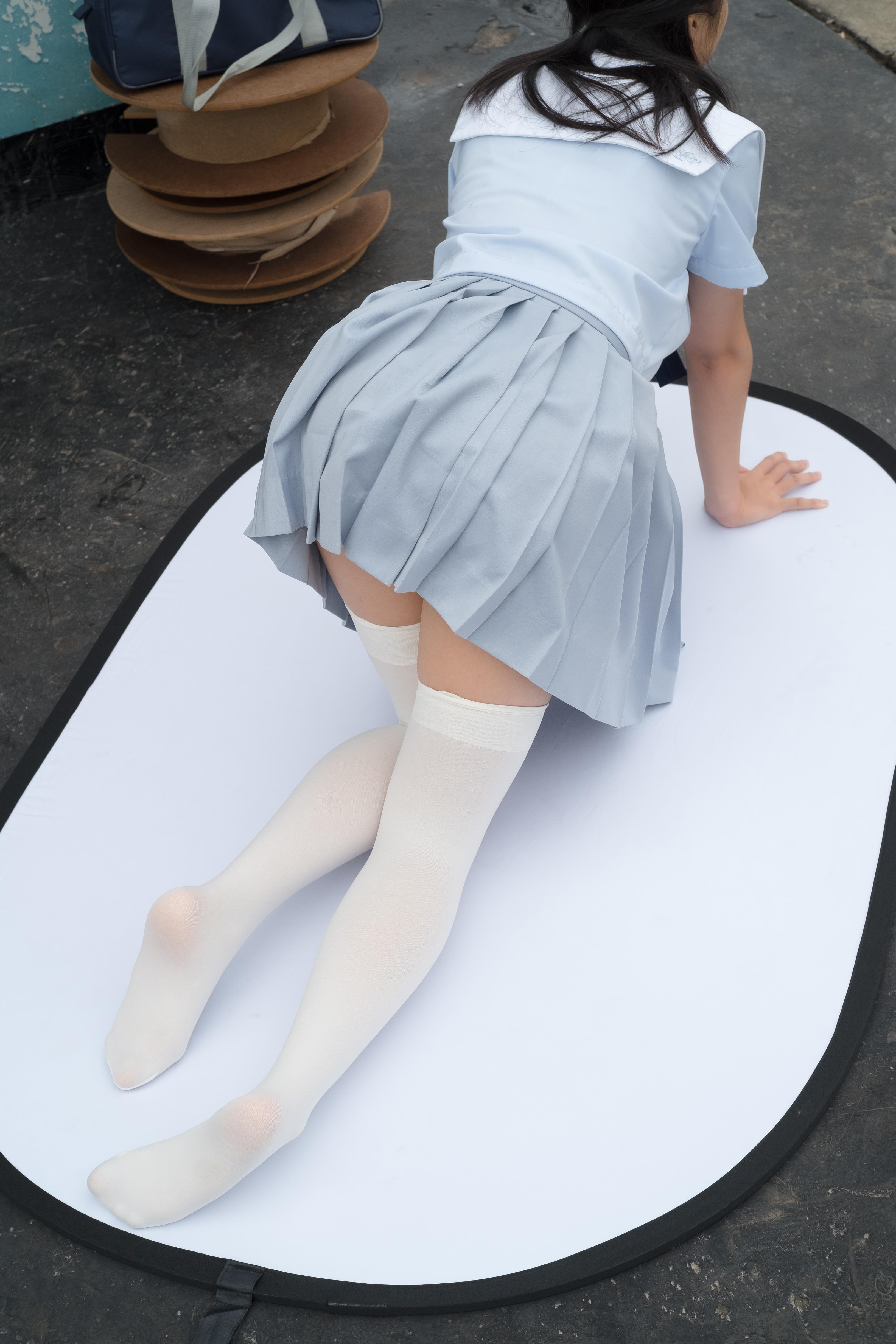 [森萝财团]萝莉R15-036 淡蓝色高中女生制服短裙加白色丝袜美腿玉足性感私房写真集,