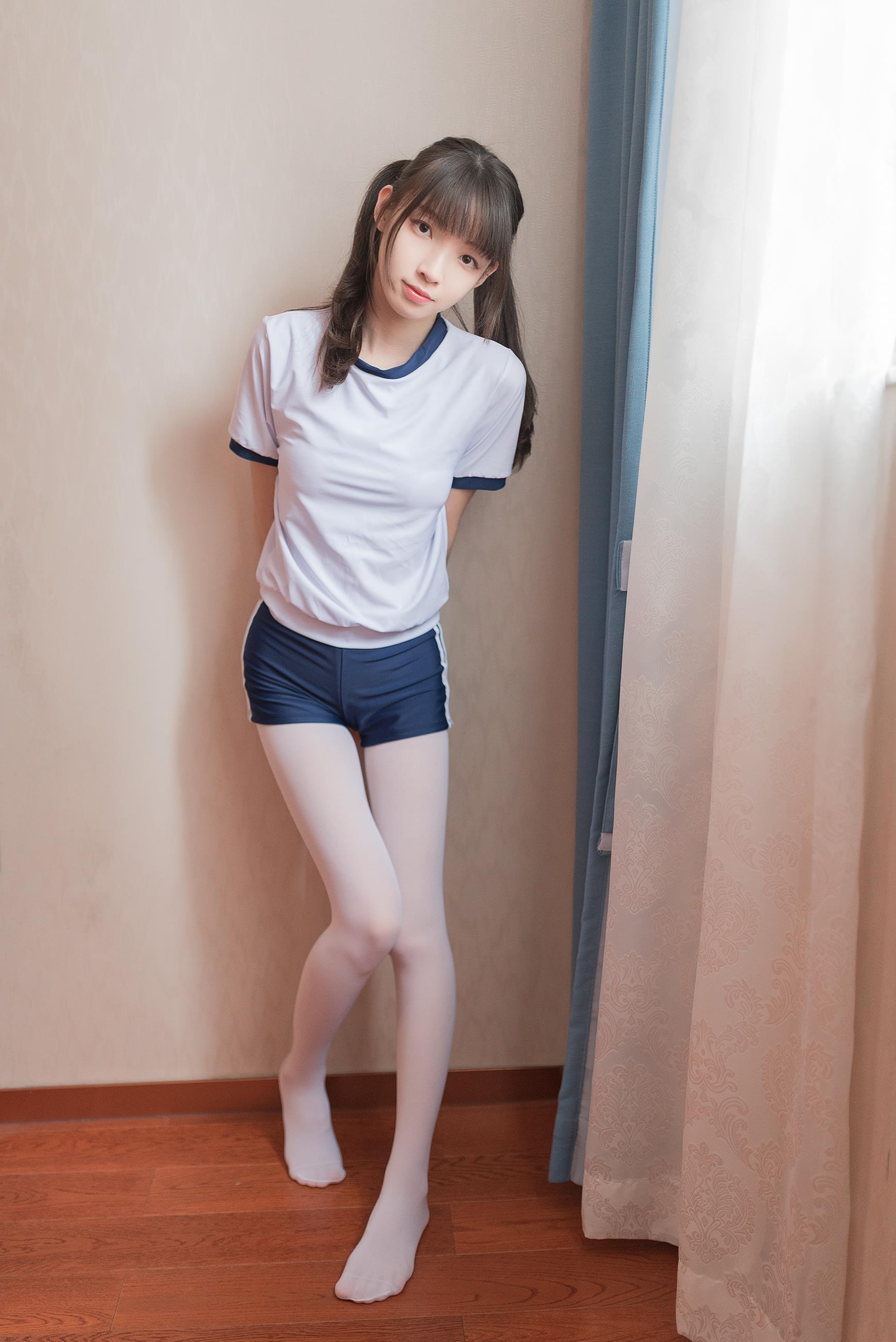 [风之领域]NO.006 清纯可爱小萝莉 白色短袖与蓝色短裤加白色丝袜美腿玉足性感私房写真集,