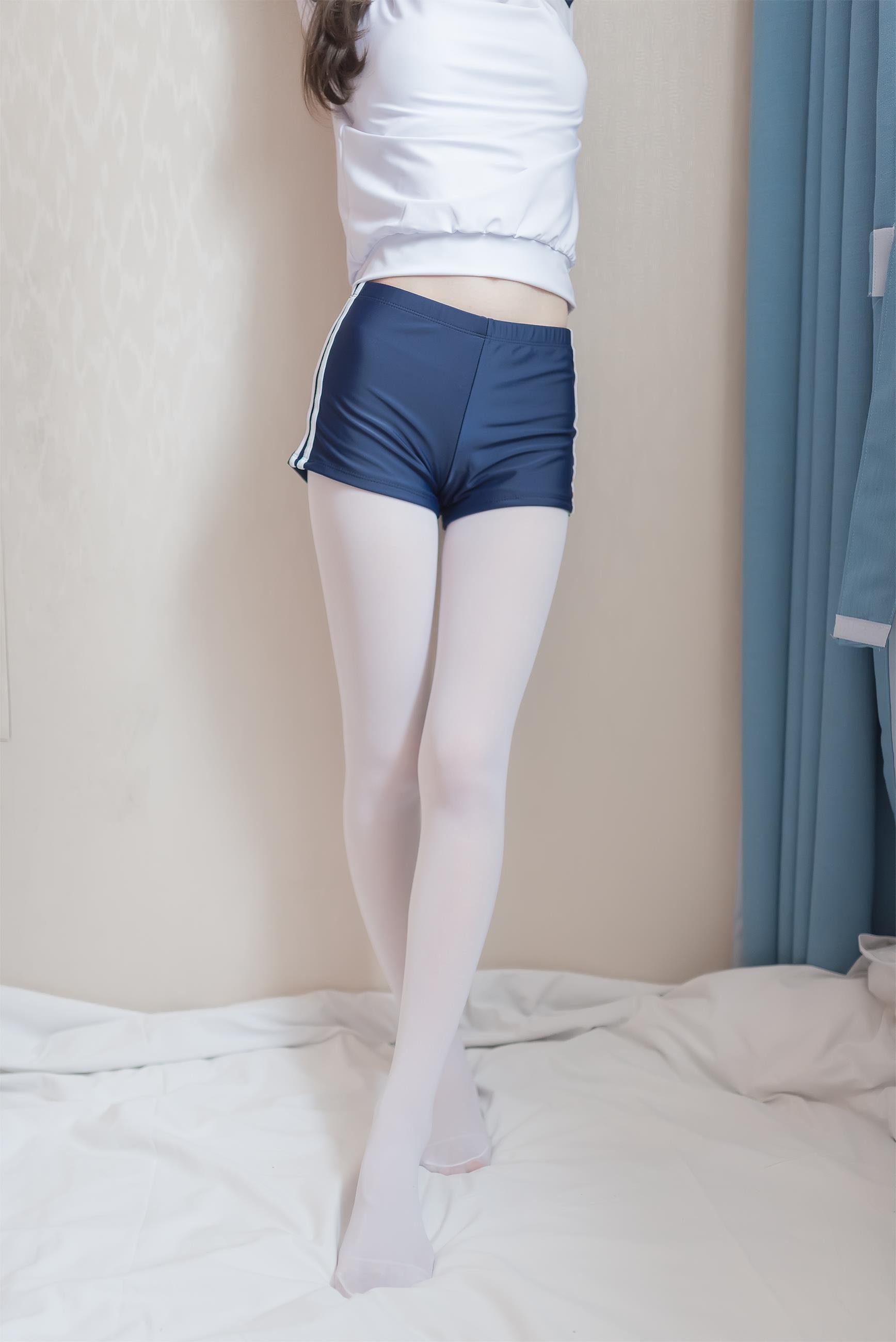 [风之领域]NO.006 清纯可爱小萝莉 白色短袖与蓝色短裤加白色丝袜美腿玉足性感私房写真集,