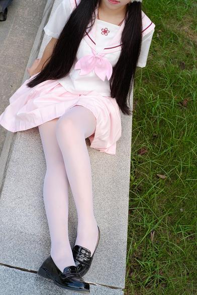 [森萝财团]萝莉R15-033 粉色高中女生制服短裙加粉色丝袜美腿性感私房写真集
