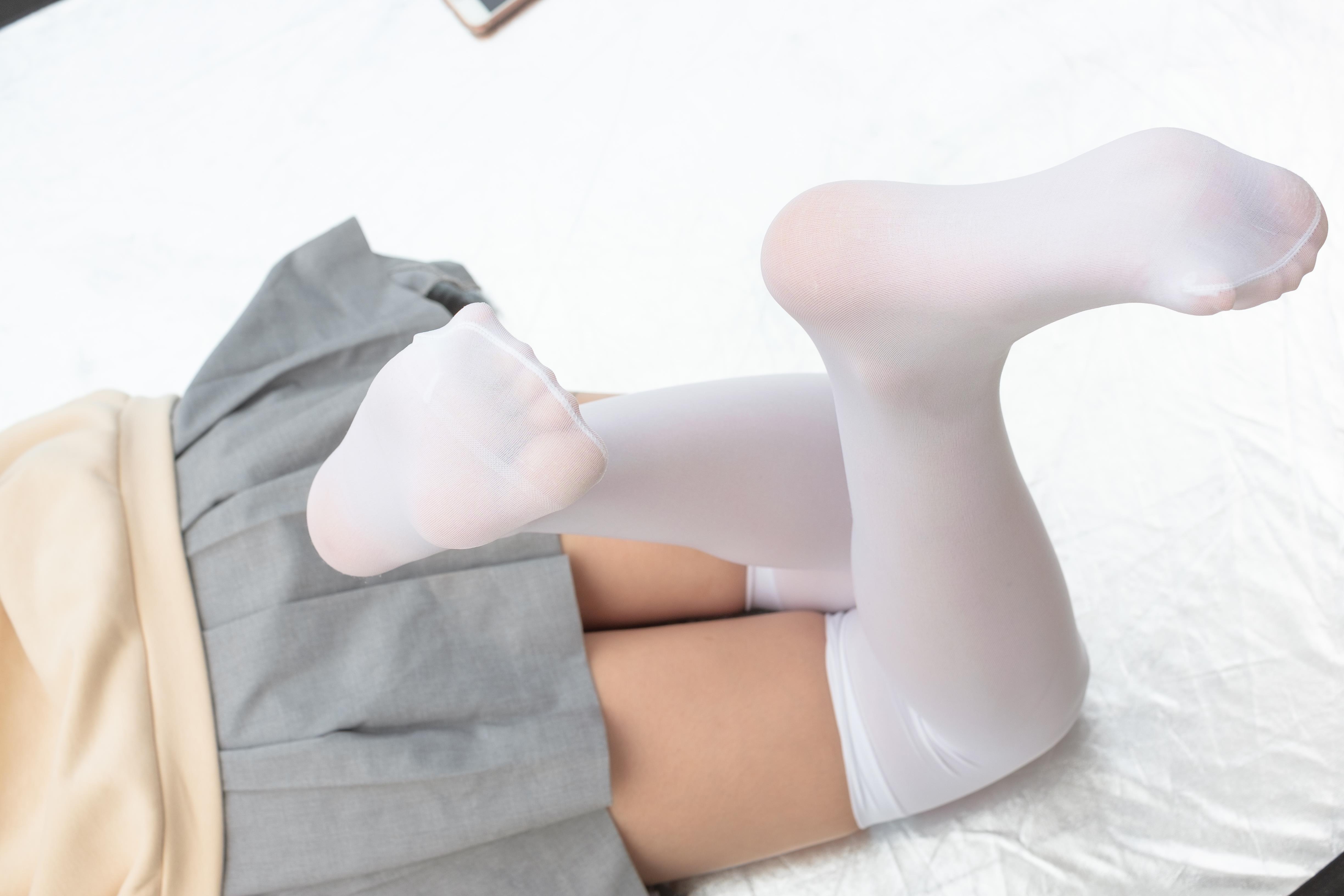 [森萝财团]萝莉R15-040 米色外套与灰色短裙加白色丝袜美腿性感私房写真集,