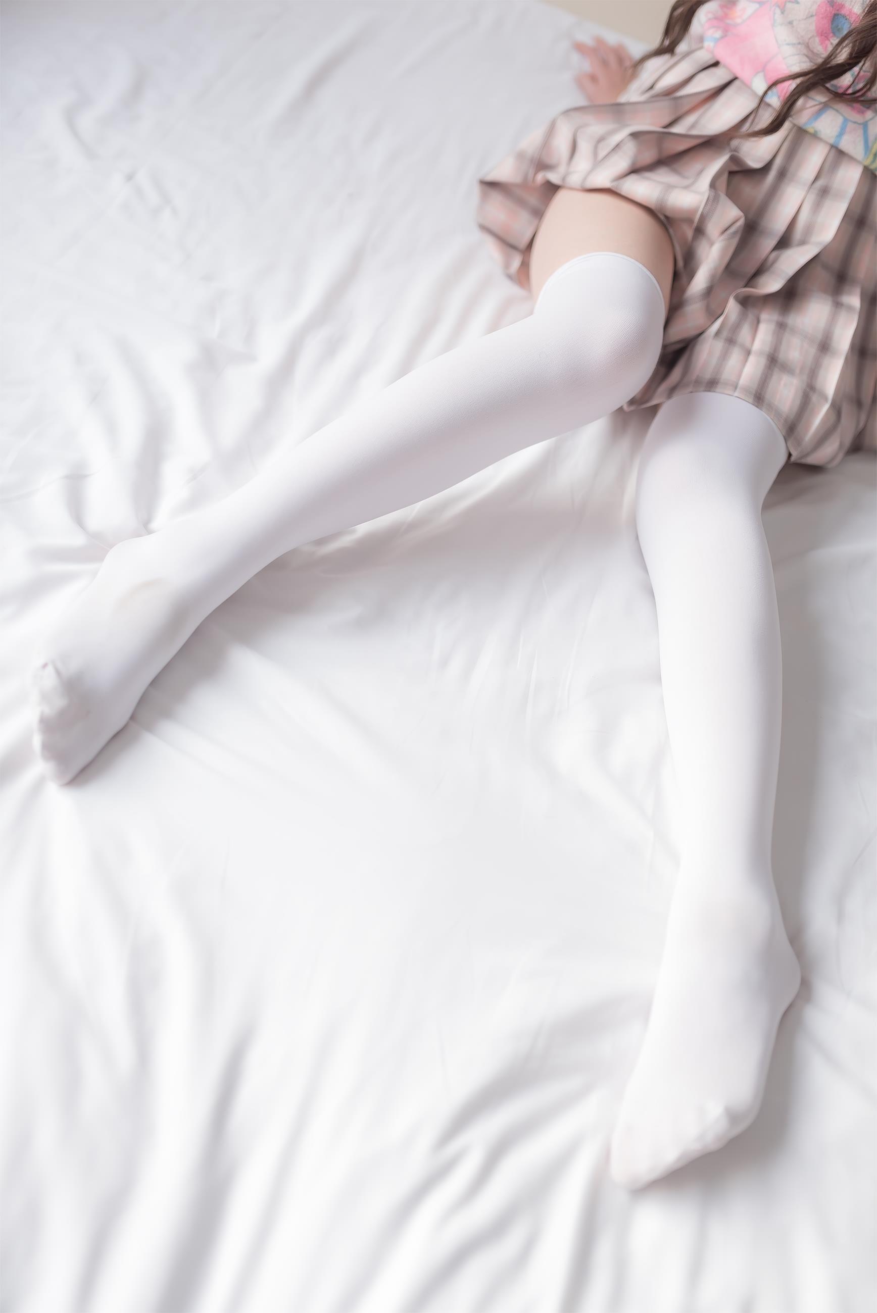[风之领域]NO.012 性感小萝莉 粉色外套与米色格子短裙加白色丝袜美腿玉足私房写真集,