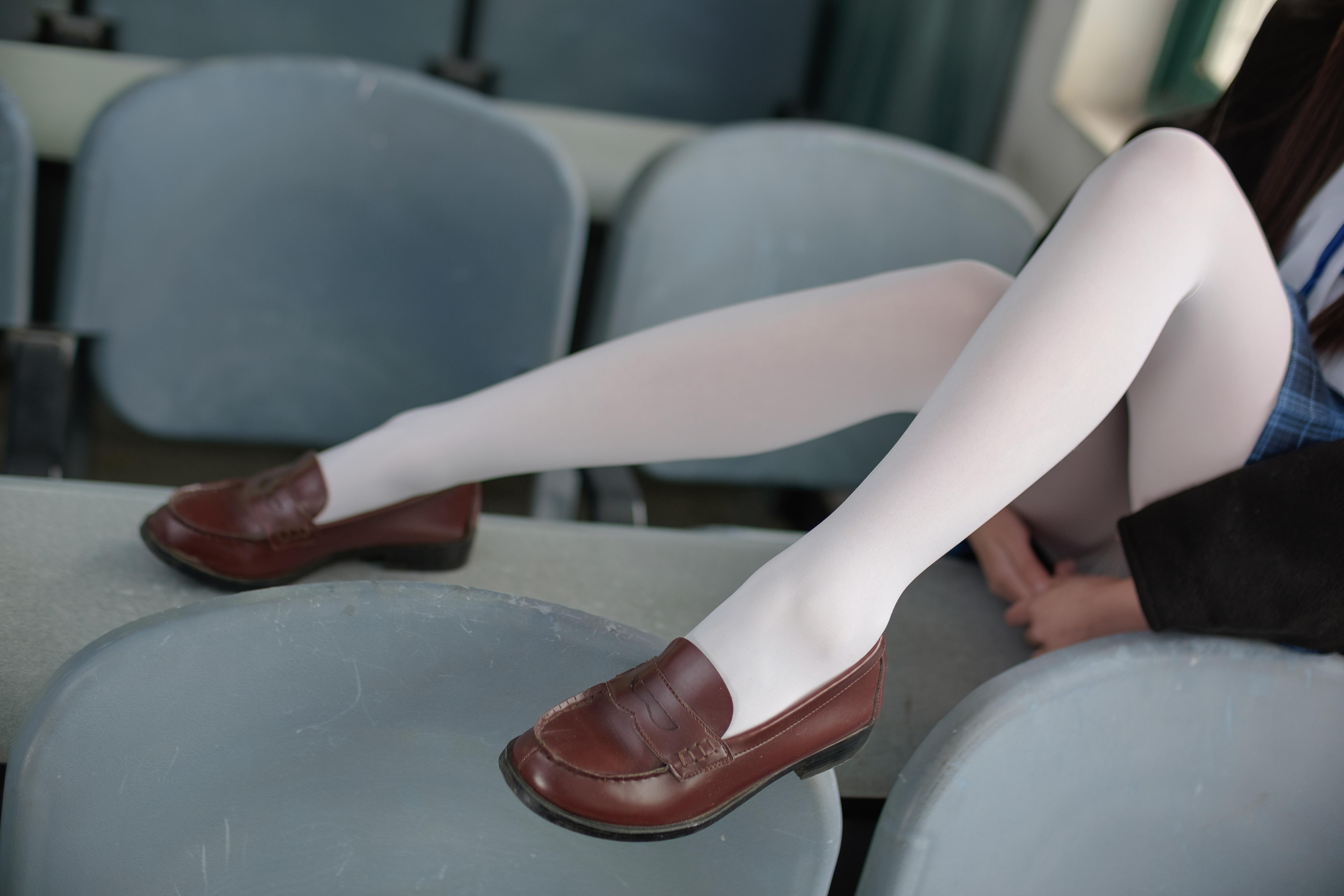 [森萝财团]萝莉R15-044 教室内白色衬衫与格子短裙加白色丝袜美腿玉足性感私房写真集,