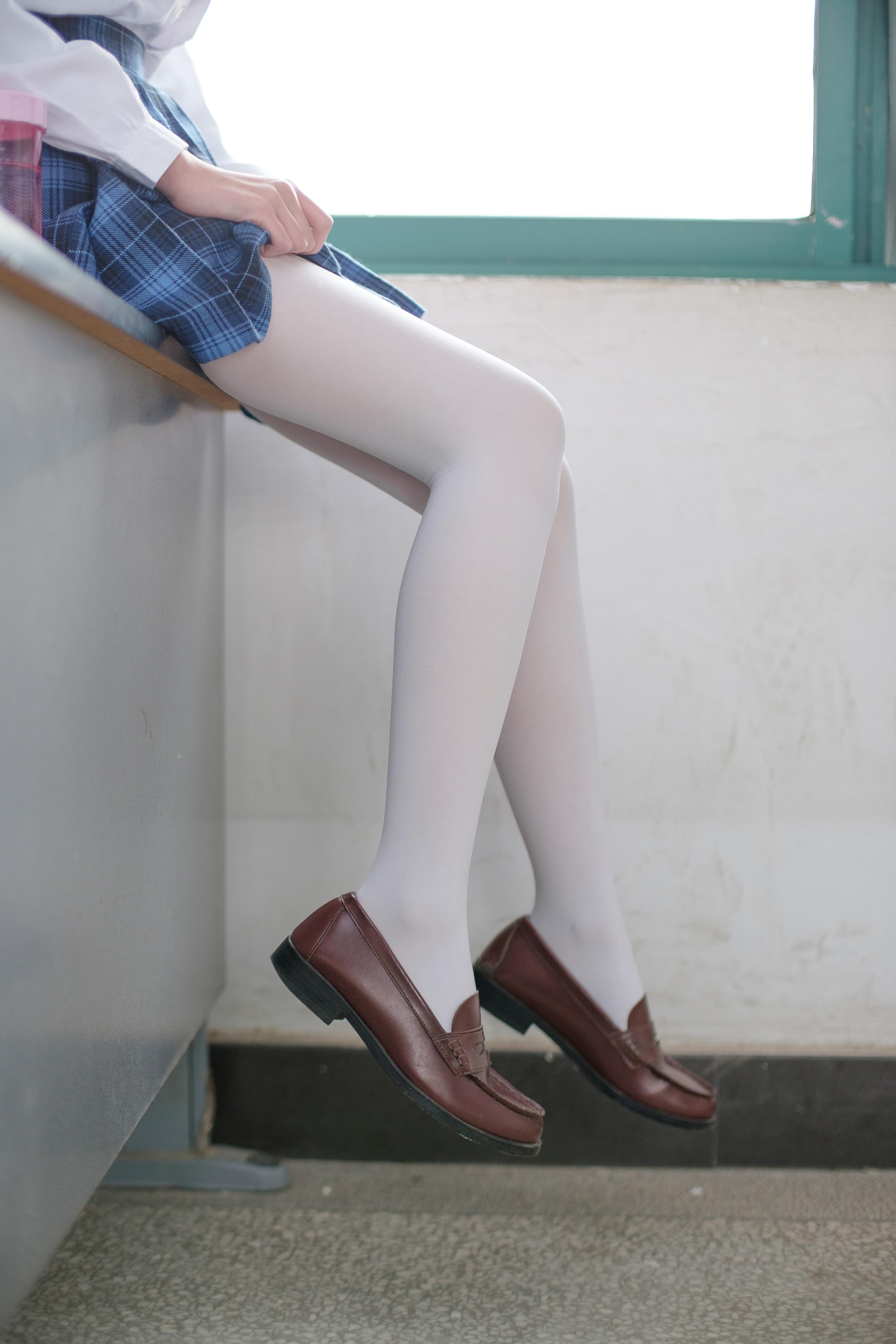 [森萝财团]萝莉R15-044 教室内白色衬衫与格子短裙加白色丝袜美腿玉足性感私房写真集,