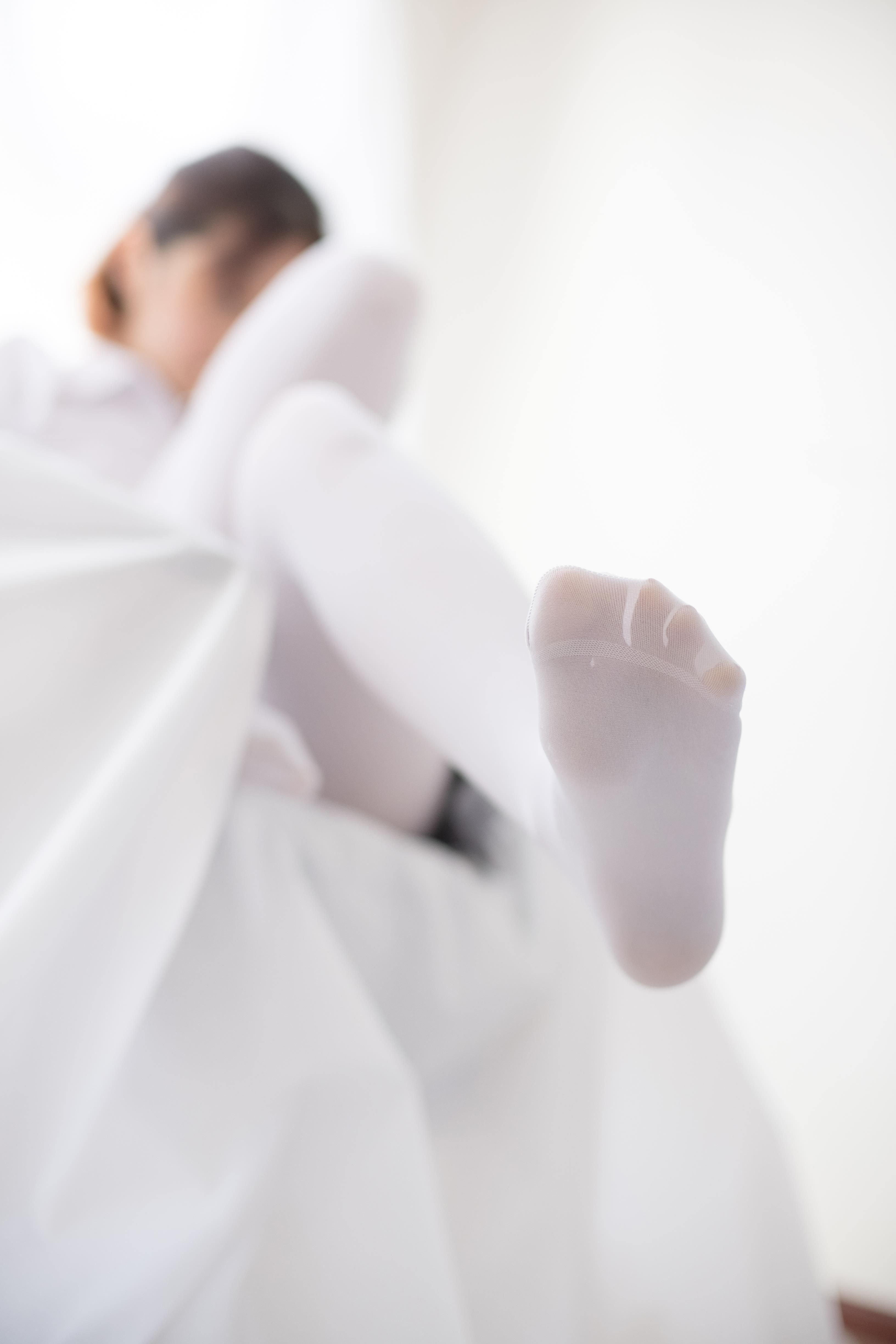 [森萝财团]萝莉R15-045 白色短袖衬衫与灰色短裙加白色丝袜美腿玉足性感私房写真集,
