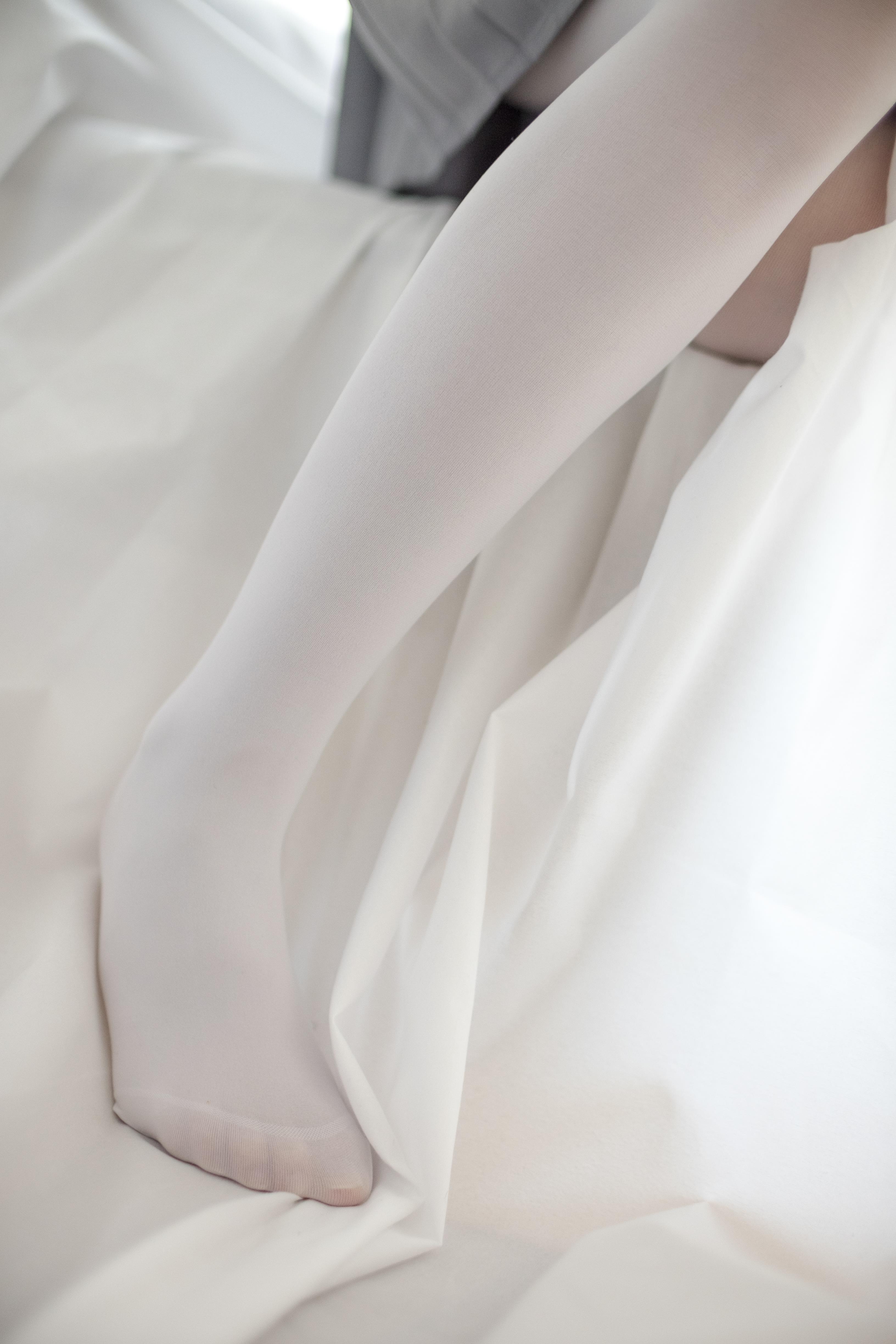[森萝财团]萝莉R15-045 白色短袖衬衫与灰色短裙加白色丝袜美腿玉足性感私房写真集,