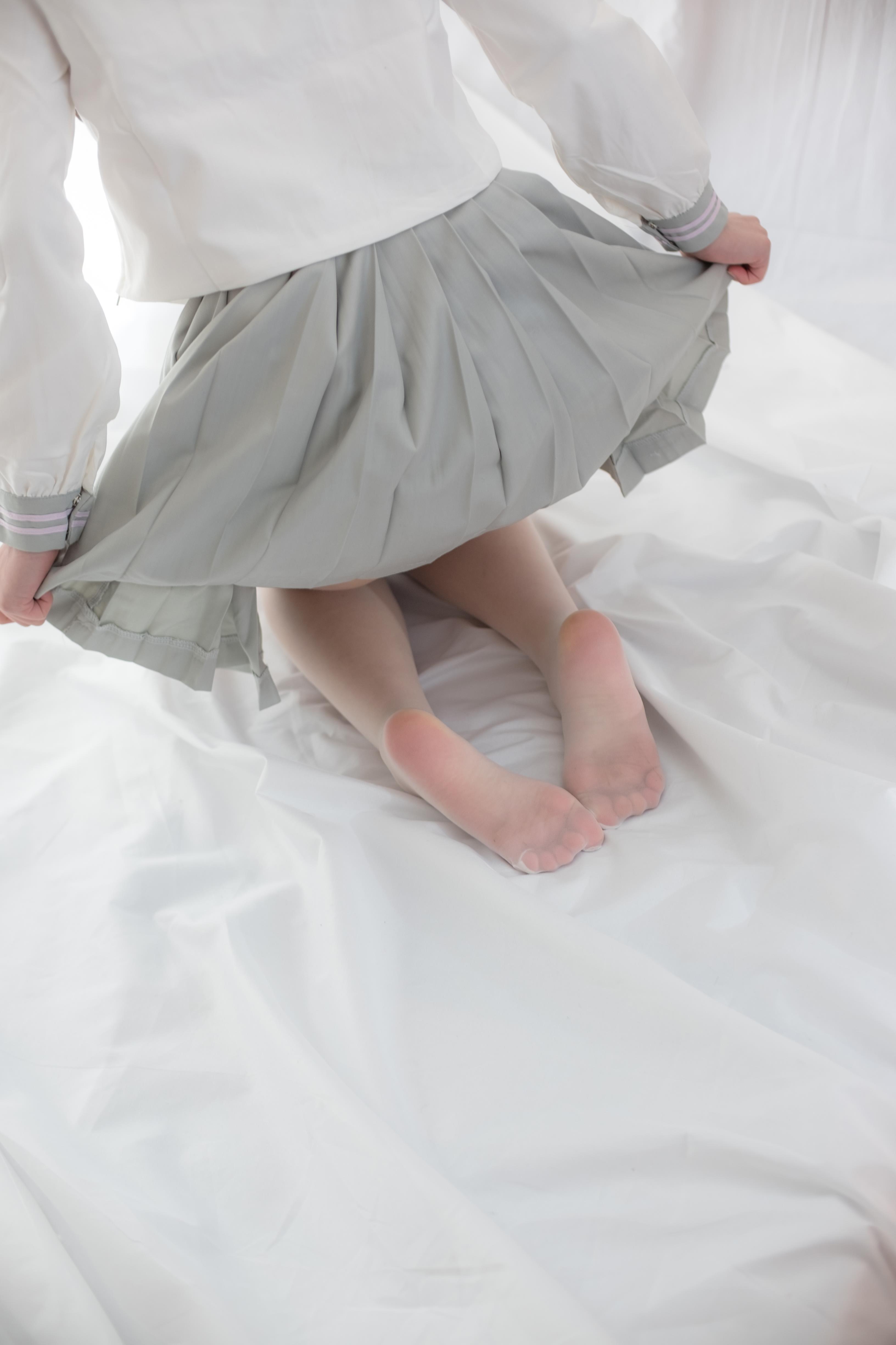 [森萝财团]萝莉R15-046 高中女生制服短裙加白色丝袜美腿玉足性感私房写真集,