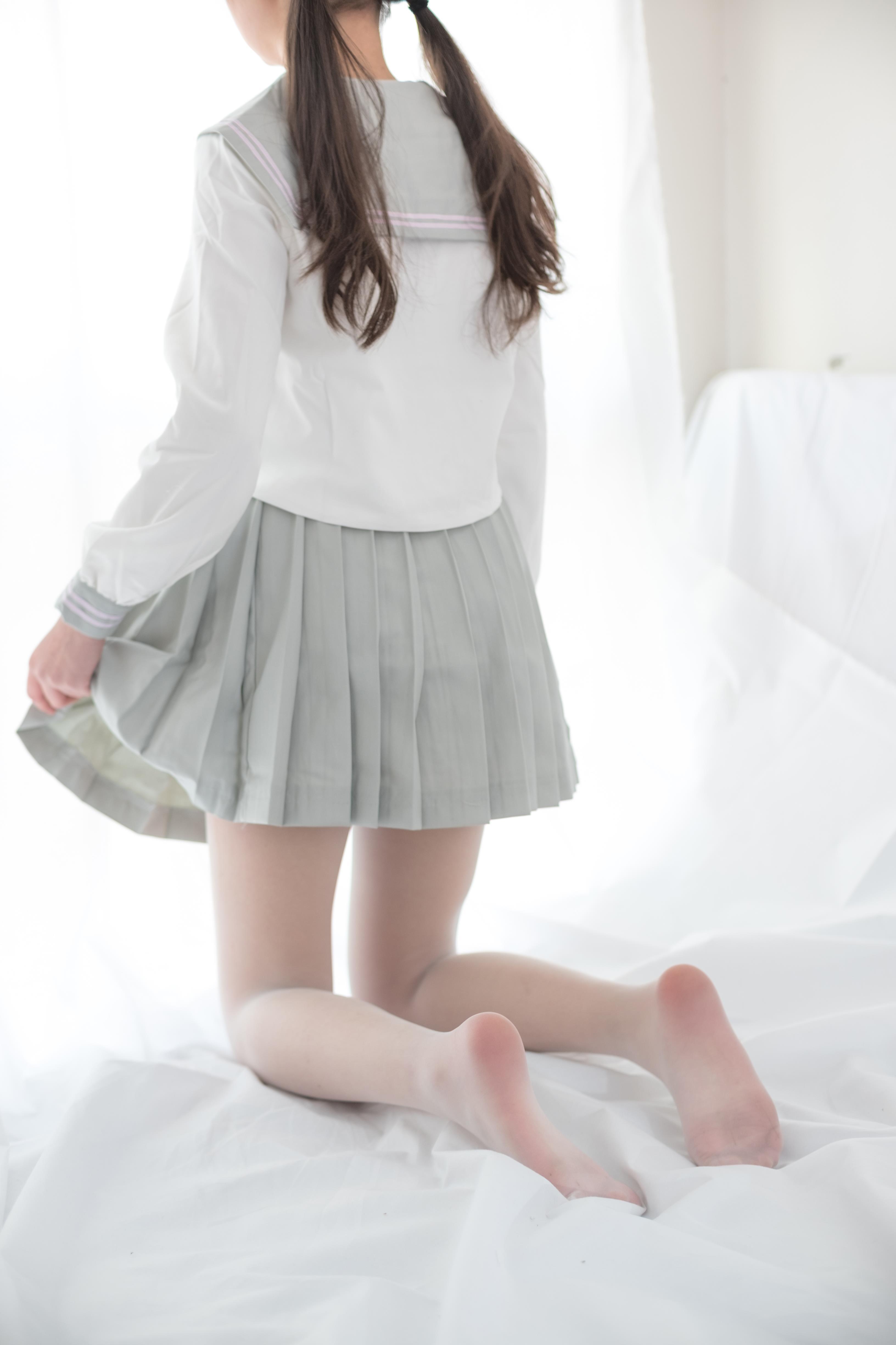 [森萝财团]萝莉R15-046 高中女生制服短裙加白色丝袜美腿玉足性感私房写真集,