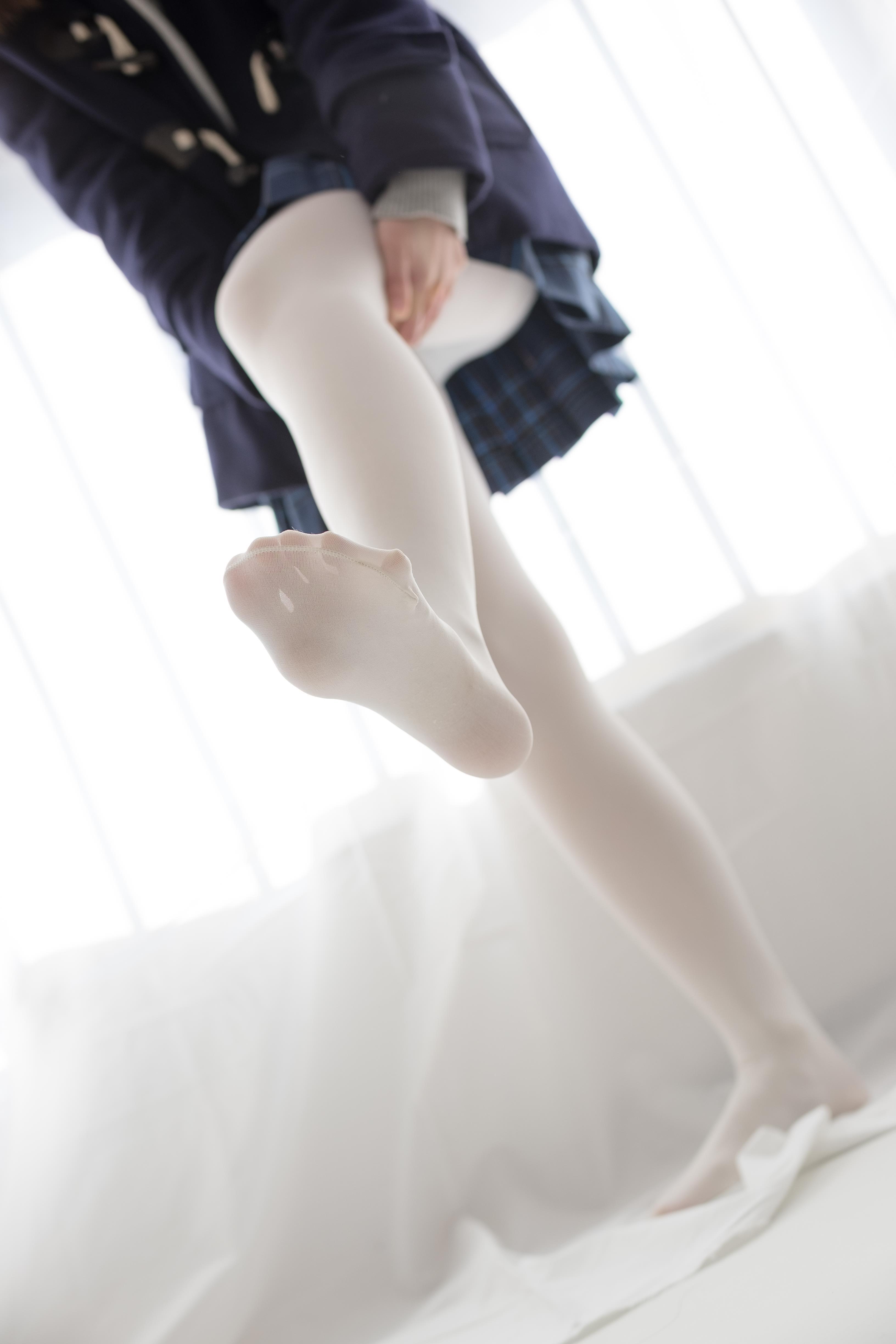 [森萝财团]萝莉R15-047 蓝色高中女生制服短裙加白色丝袜美腿玉足性感私房写真集,