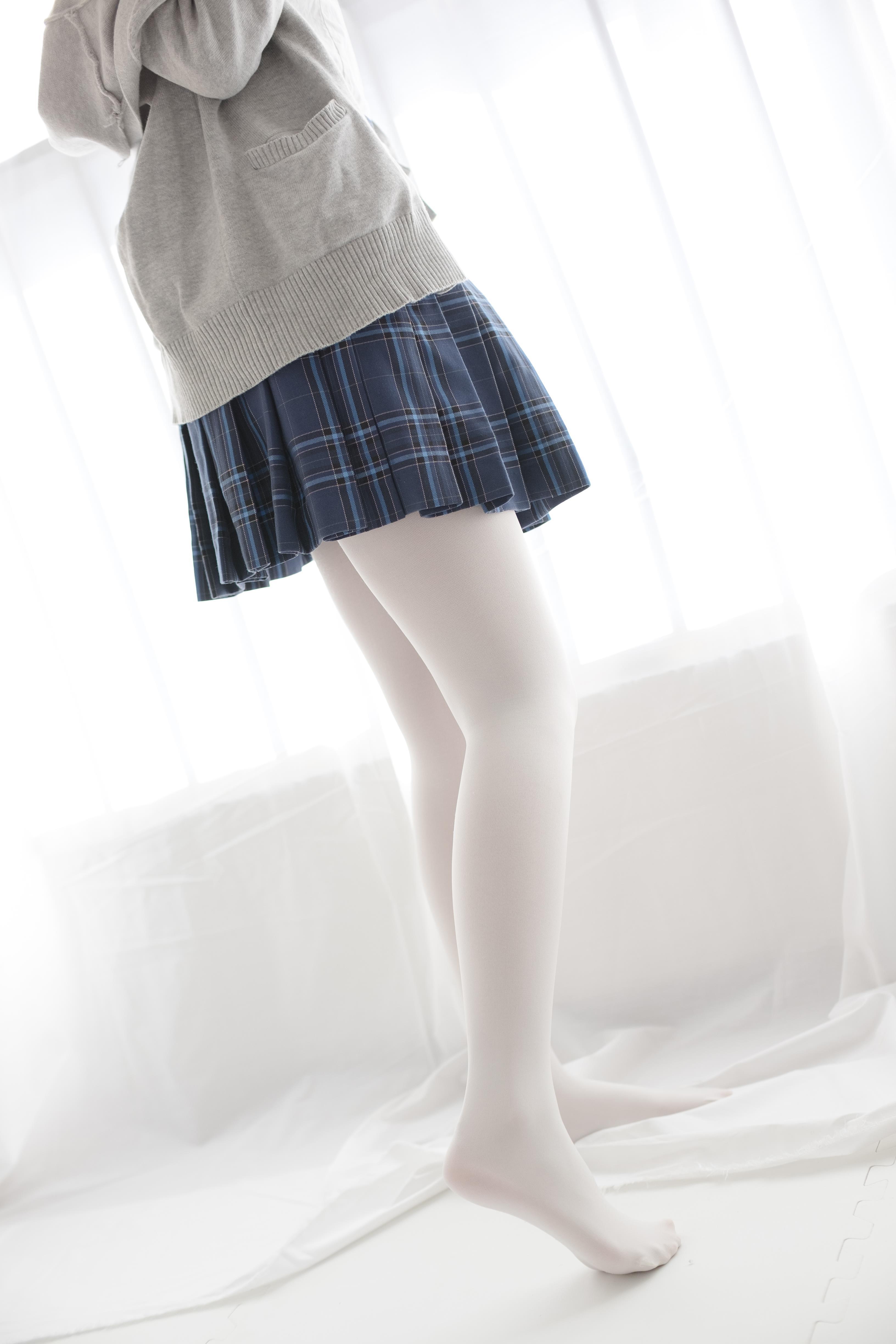 [森萝财团]萝莉R15-047 蓝色高中女生制服短裙加白色丝袜美腿玉足性感私房写真集,
