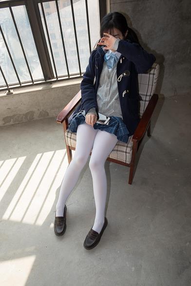 [森萝财团]萝莉R15-047 蓝色高中女生制服短裙加白色丝袜美腿玉足性感私房写真