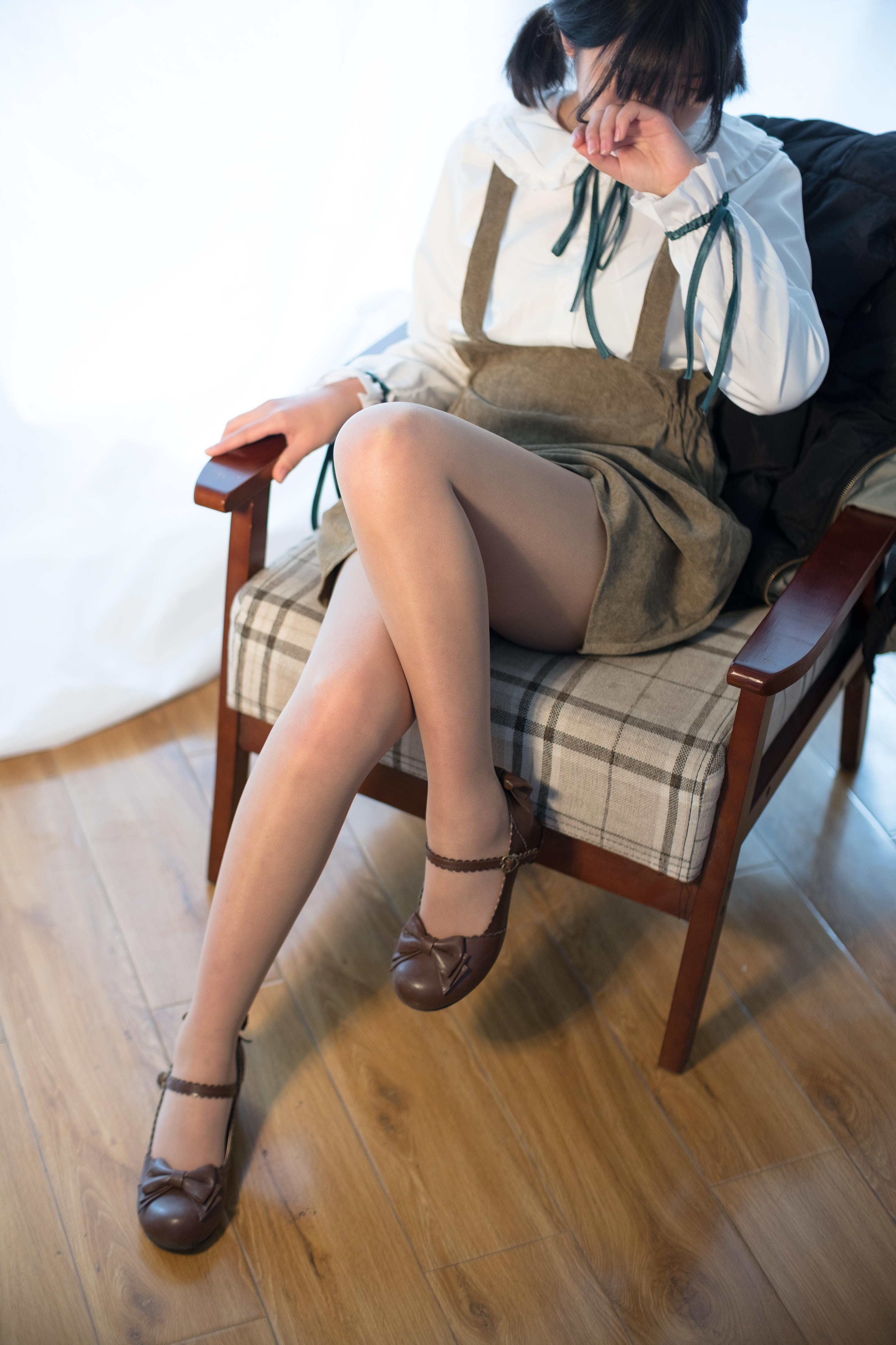 [森萝财团]萝莉X-001 白色衬衫与背带裙加肉色丝袜美腿玉足性感私房写真集,