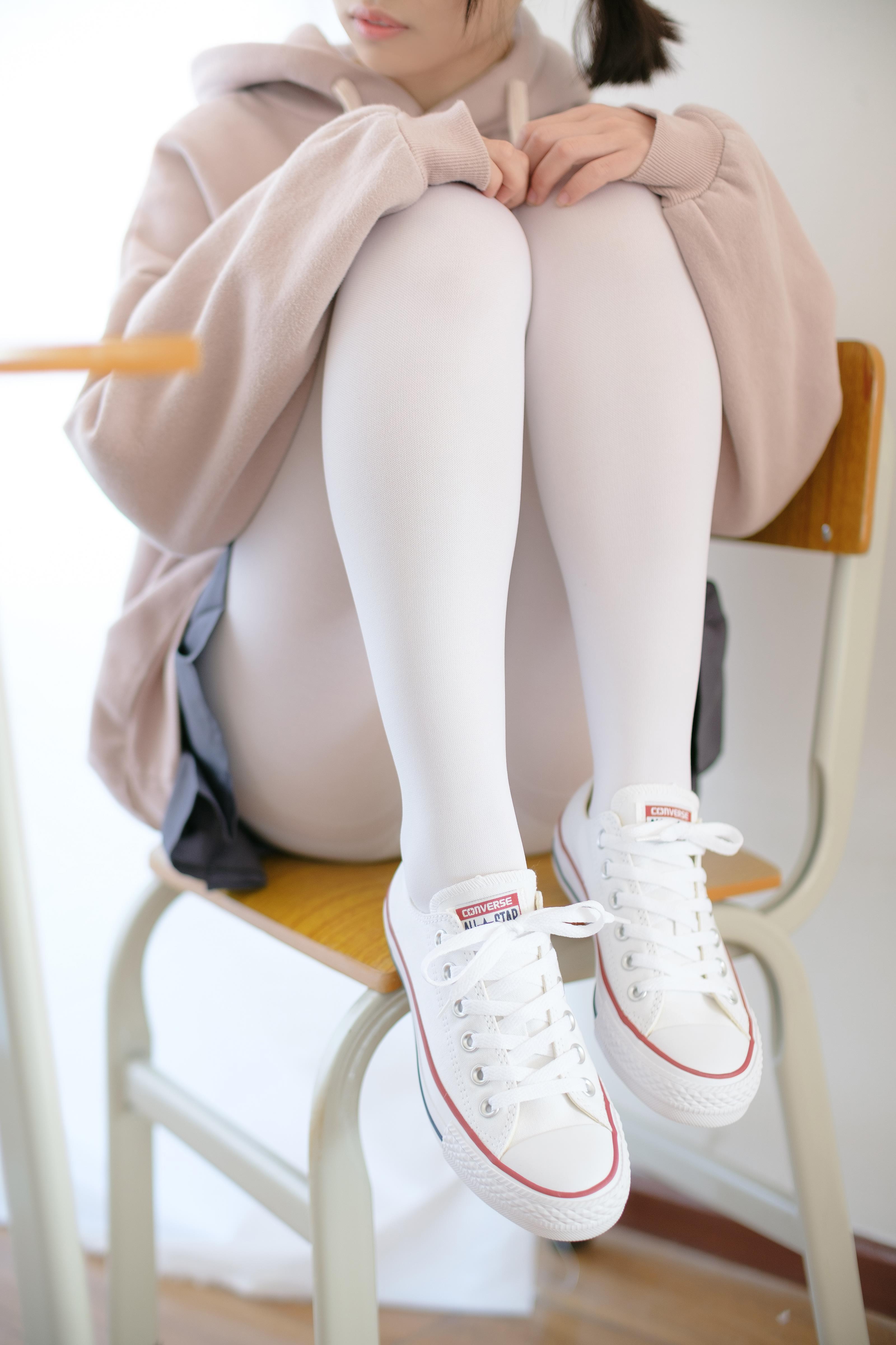 [森萝财团]萝莉X-002 粉色外套与灰色超短裙加白色丝袜美腿玉足性感私房写真集,
