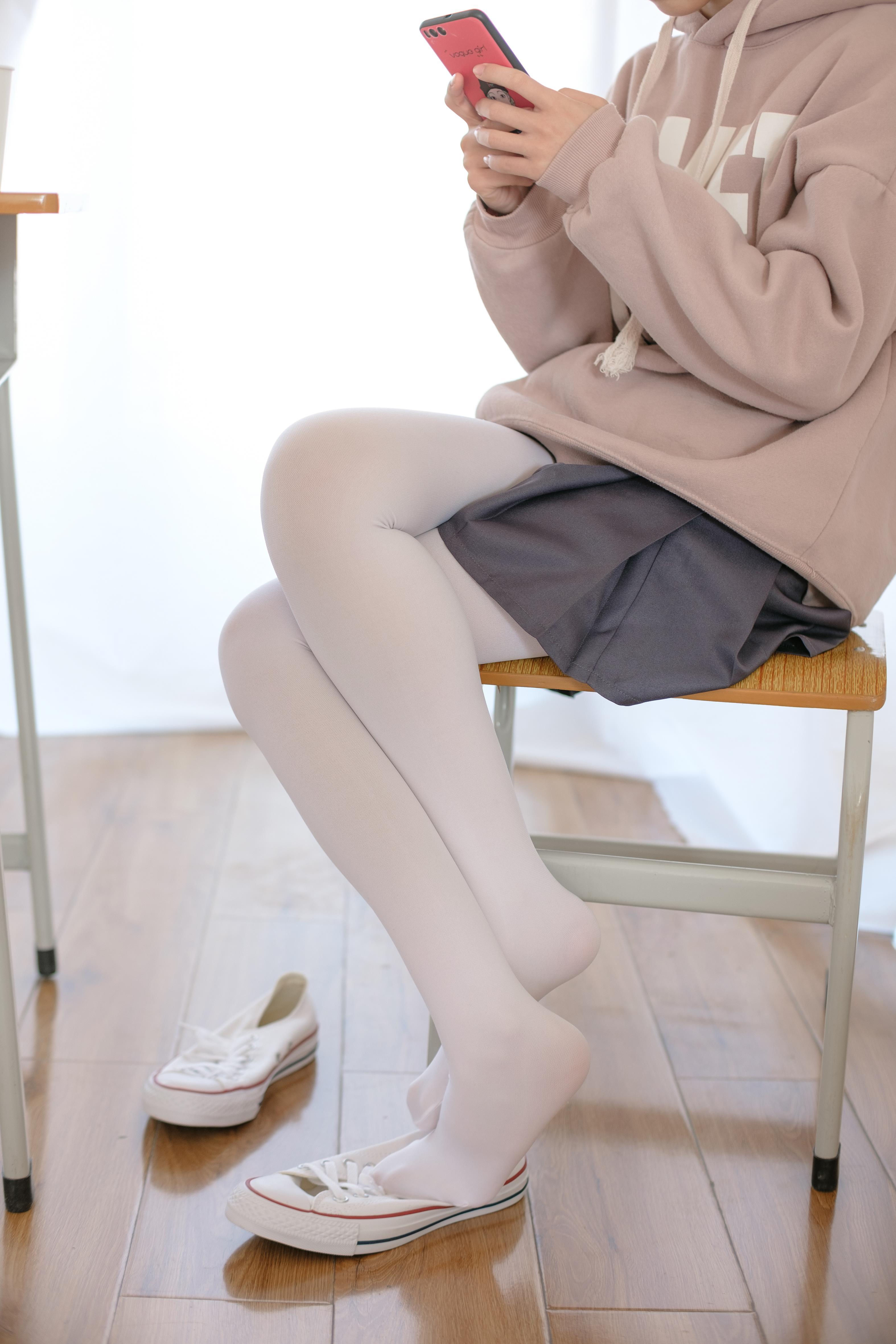 [森萝财团]萝莉X-002 粉色外套与灰色超短裙加白色丝袜美腿玉足性感私房写真集,
