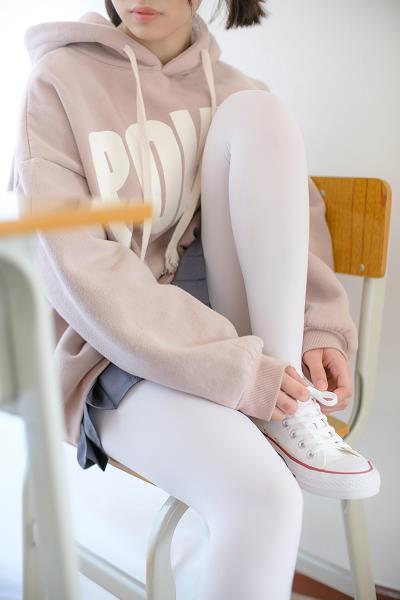 [森萝财团]萝莉X-002 粉色外套与灰色超短裙加白色丝袜美腿玉足性感私房写真集