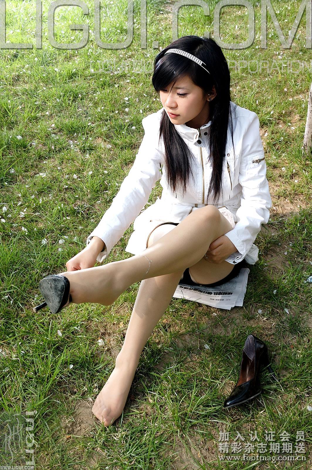 [Ligui丽柜会所]2007-05-02 卡鲁鲁 白色连身外套加肉色丝袜美腿玉足性感私房写真集,