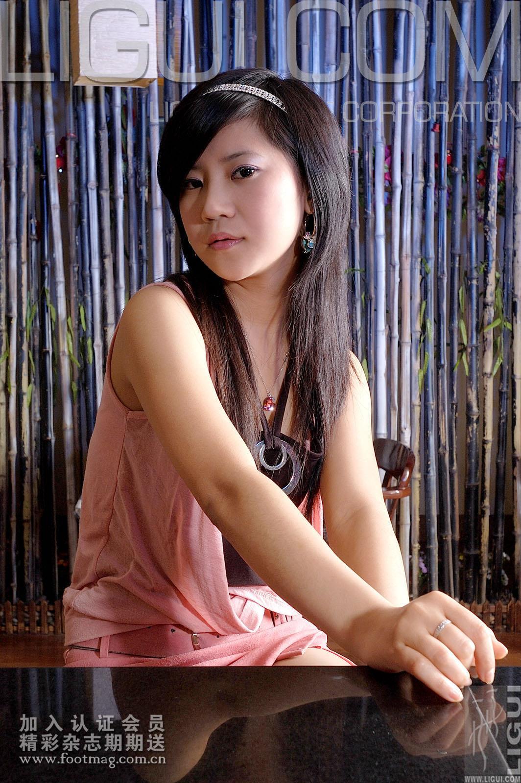 [Ligui丽柜会所]2007-05-14 卡鲁鲁 粉色无袖上衣与短裙加肉色丝袜美腿玉足性感私房写真集,
