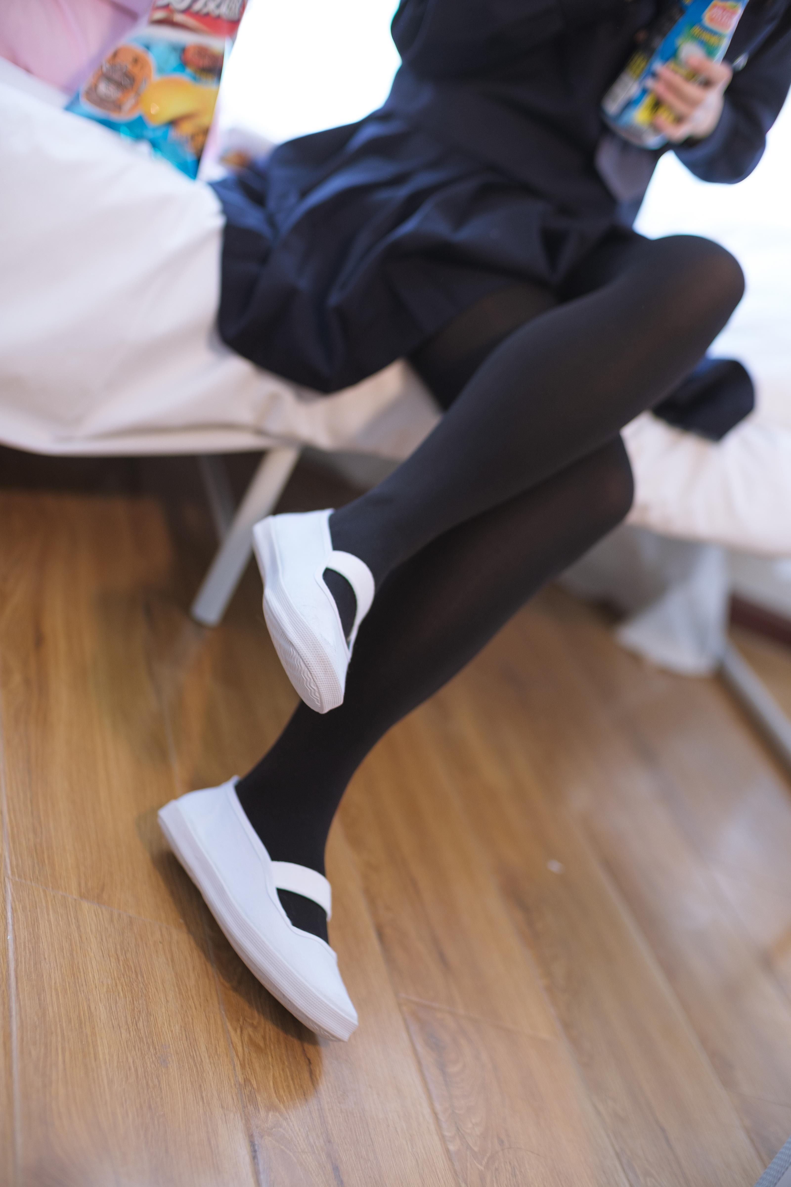 [森萝财团]萝莉X-004 蓝色高中女生制服短裙加黑色丝袜美腿玉足性感私房写真集,