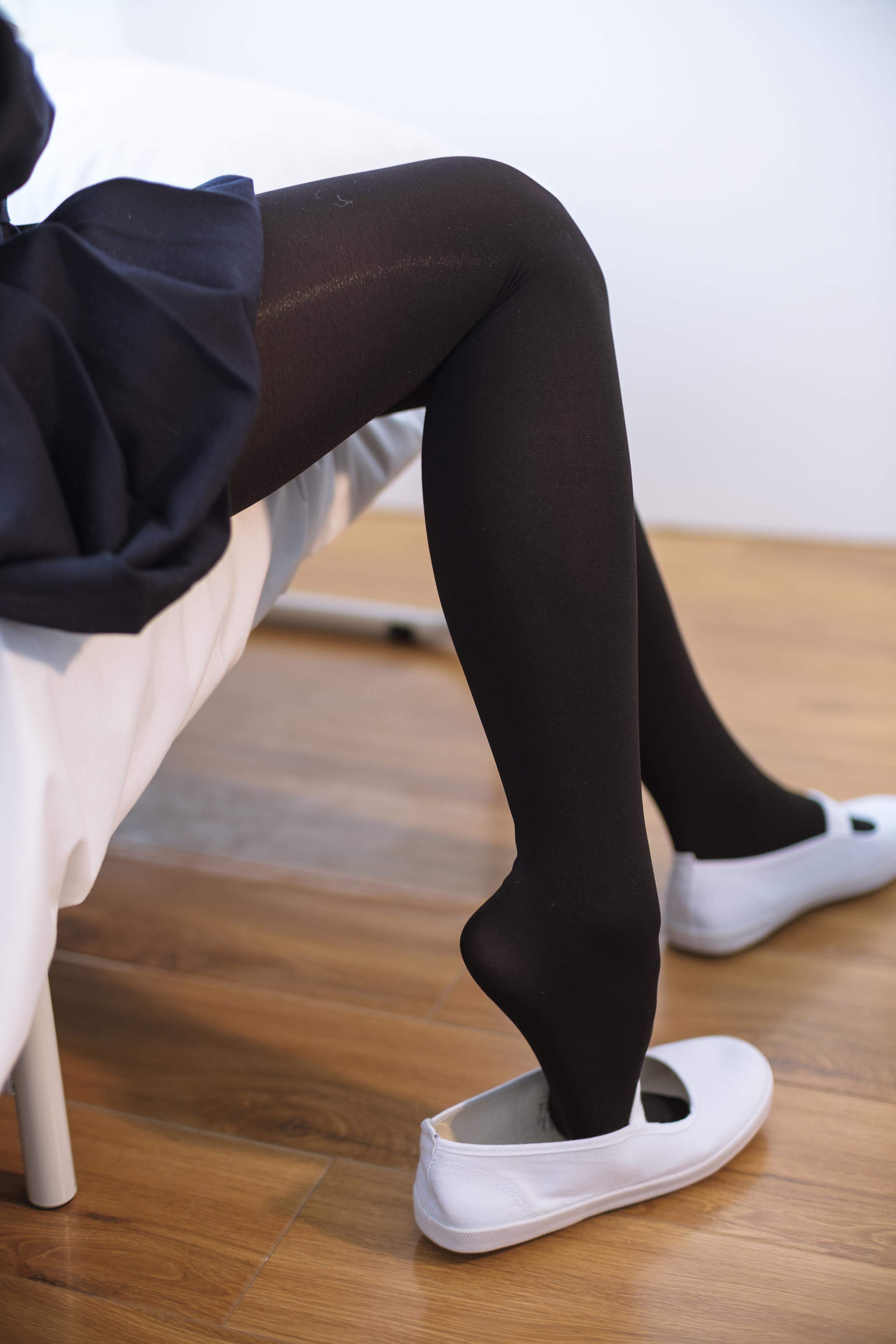 [森萝财团]萝莉X-004 蓝色高中女生制服短裙加黑色丝袜美腿玉足性感私房写真集,
