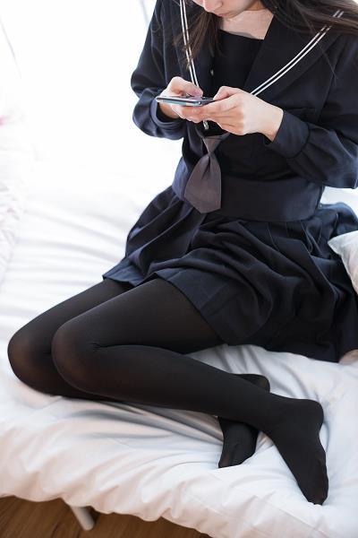 [森萝财团]萝莉X-004 蓝色高中女生制服短裙加黑色丝袜美腿玉足性感私房写真集