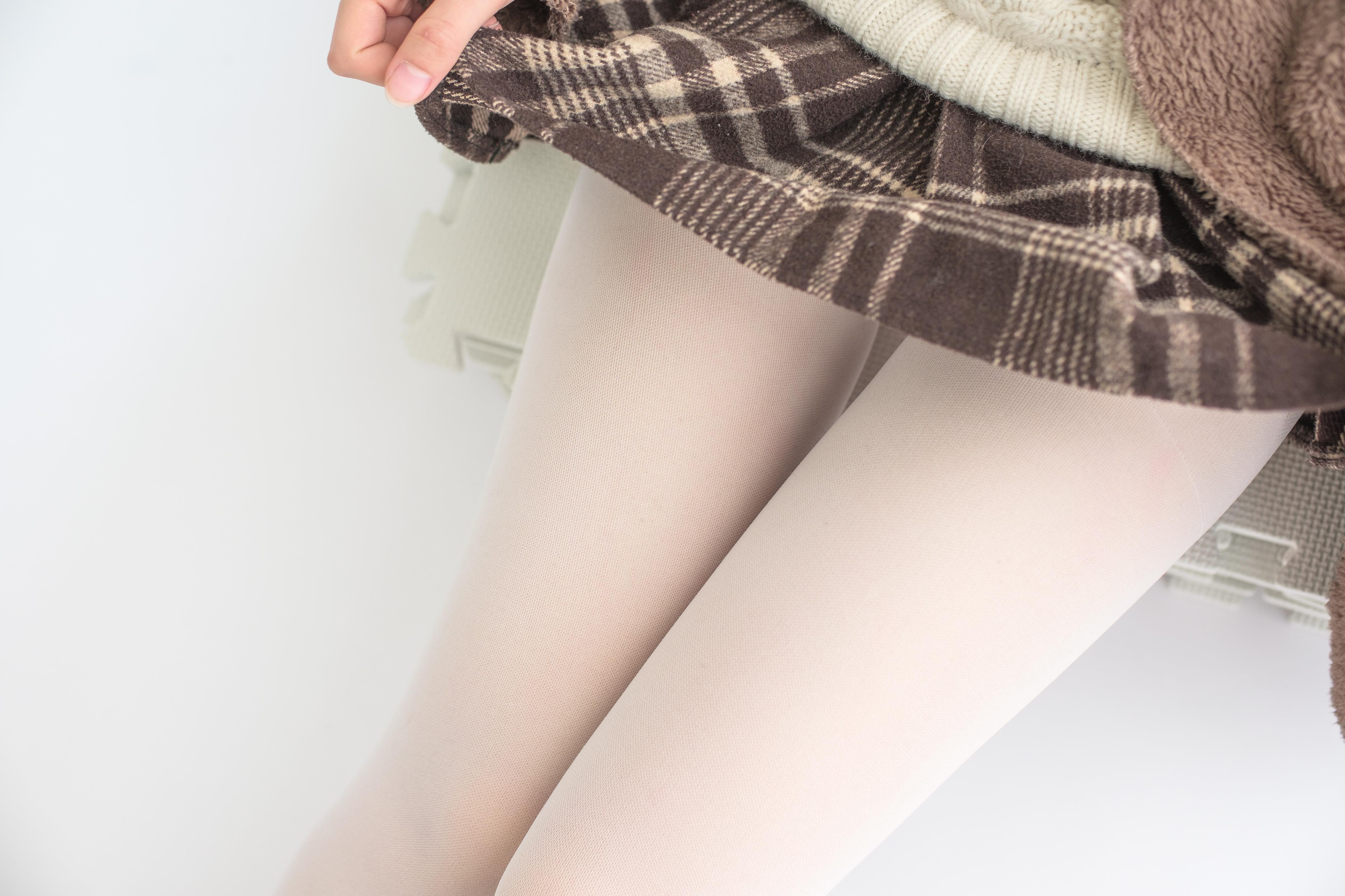 [森萝财团]萝莉X-006 棕色外套短裙与白色毛衣加白色丝袜美腿玉足性感私房写真集,
