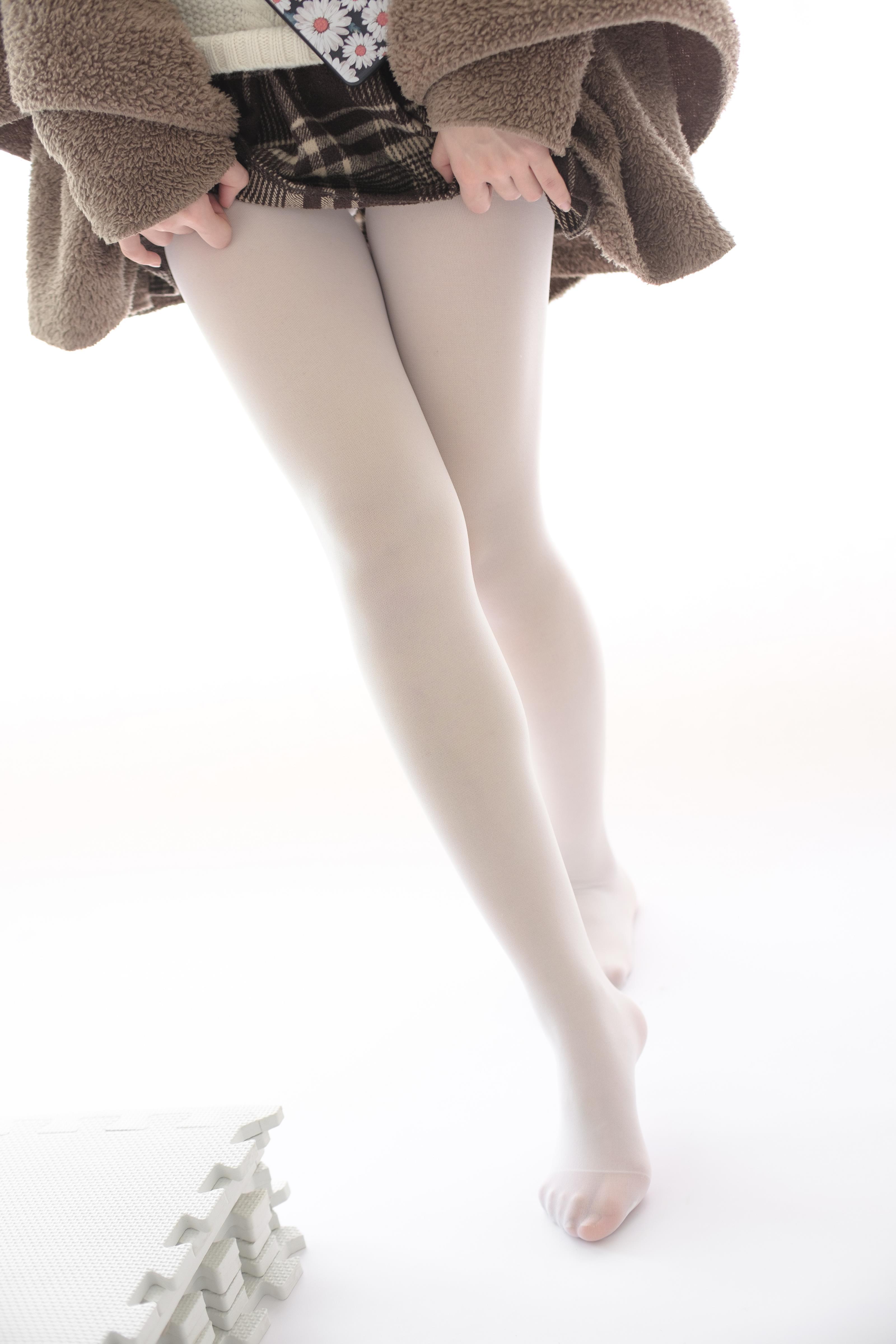 [森萝财团]萝莉X-006 棕色外套短裙与白色毛衣加白色丝袜美腿玉足性感私房写真集,