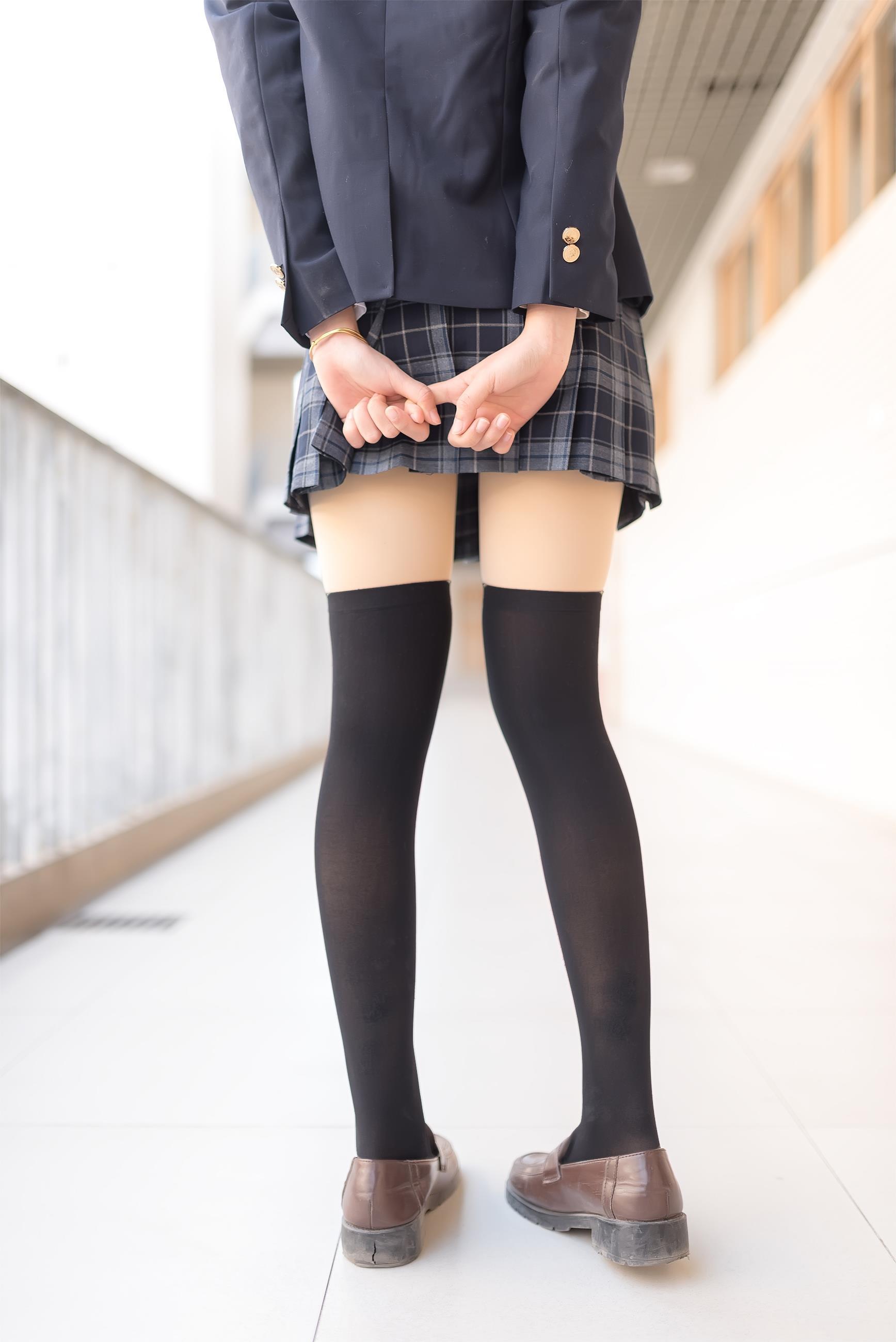 [风之领域]NO.016 性感小萝莉 黑色高中女生制服与格子短裙加黑色丝袜美腿玉足私房写真集,