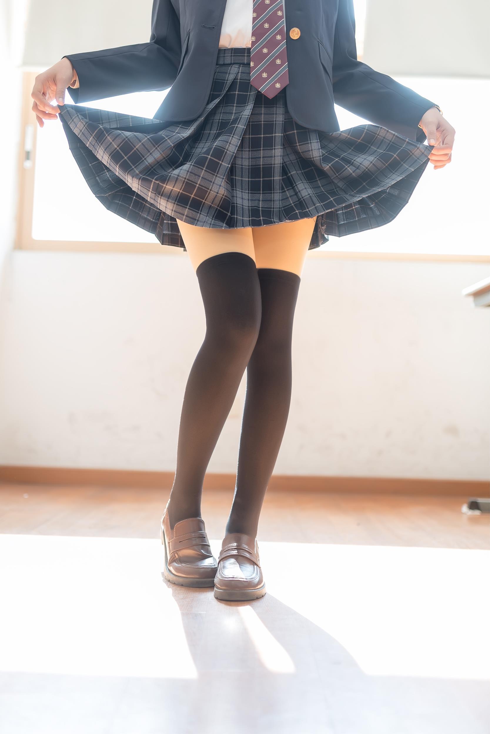 [风之领域]NO.016 性感小萝莉 黑色高中女生制服与格子短裙加黑色丝袜美腿玉足私房写真集,