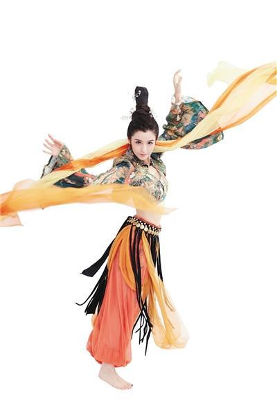 哈尼克孜在《国风美少年》中的一段舞蹈图传遍互联网。
