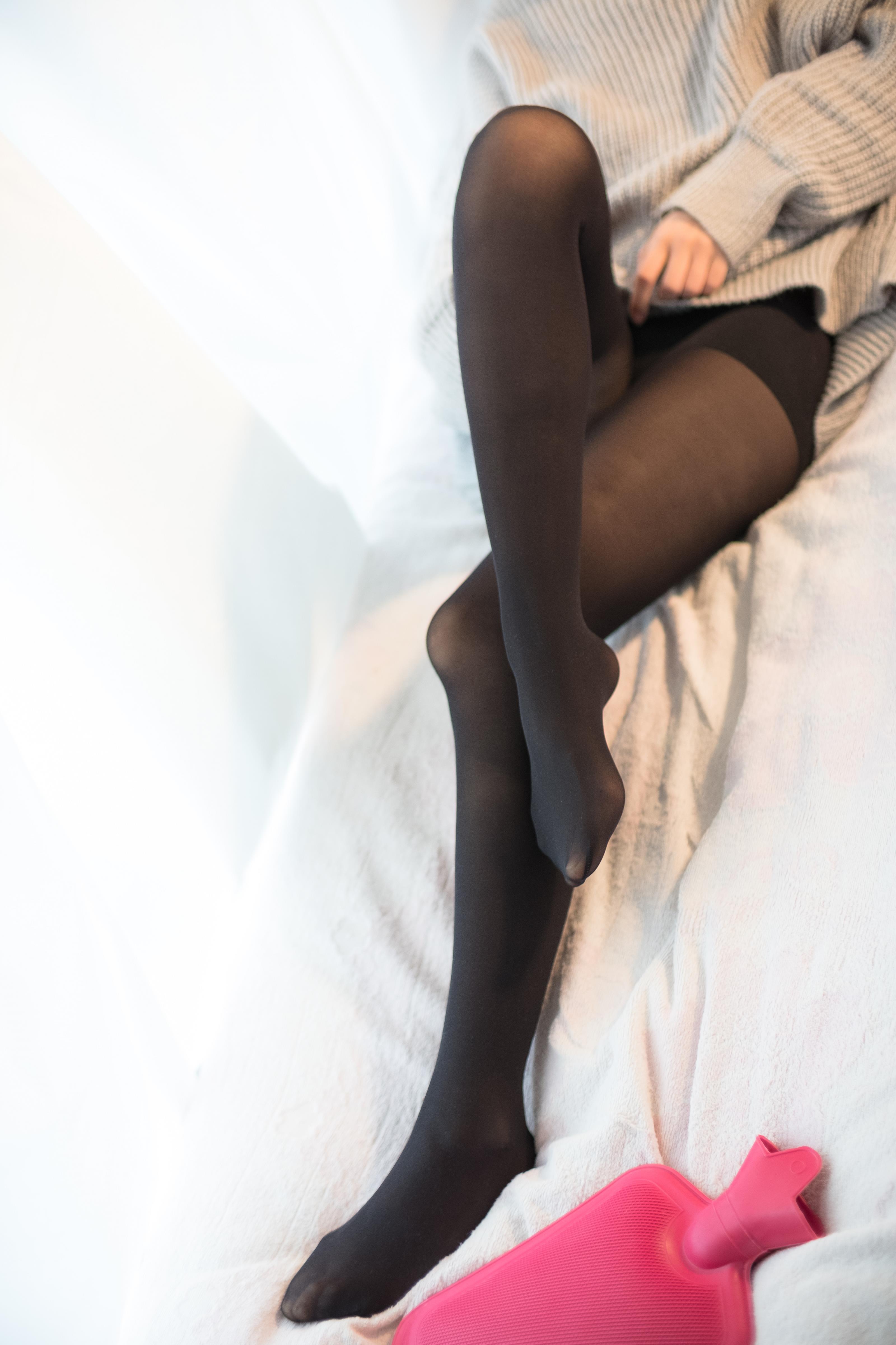 [森萝财团]萝莉X-008 灰色连身外套加黑色丝袜美腿玉足性感私房写真集,