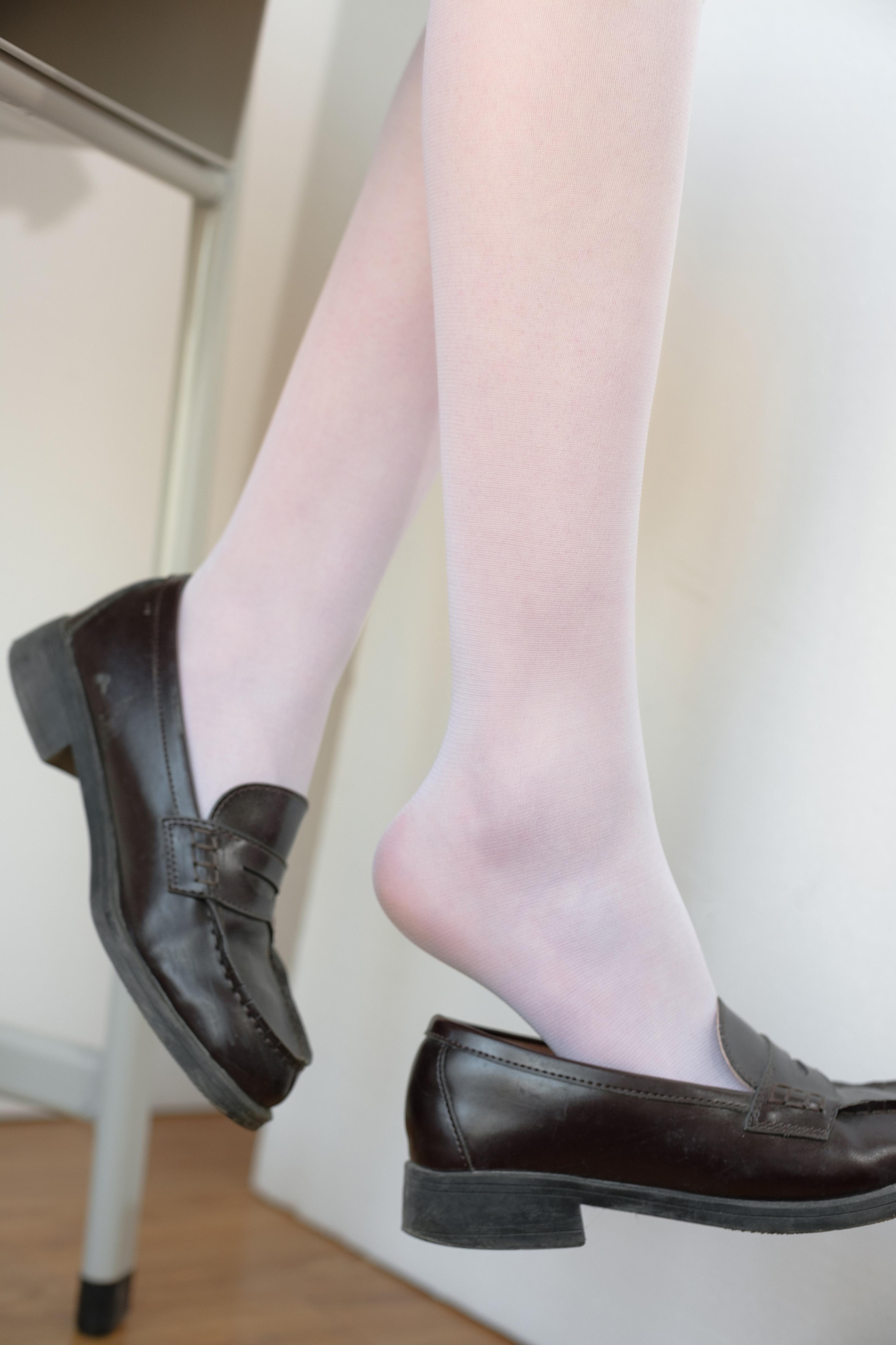 [森萝财团]萝莉X-010 高中女生制服与格子短裙加白色丝袜美腿玉足性感私房写真集,