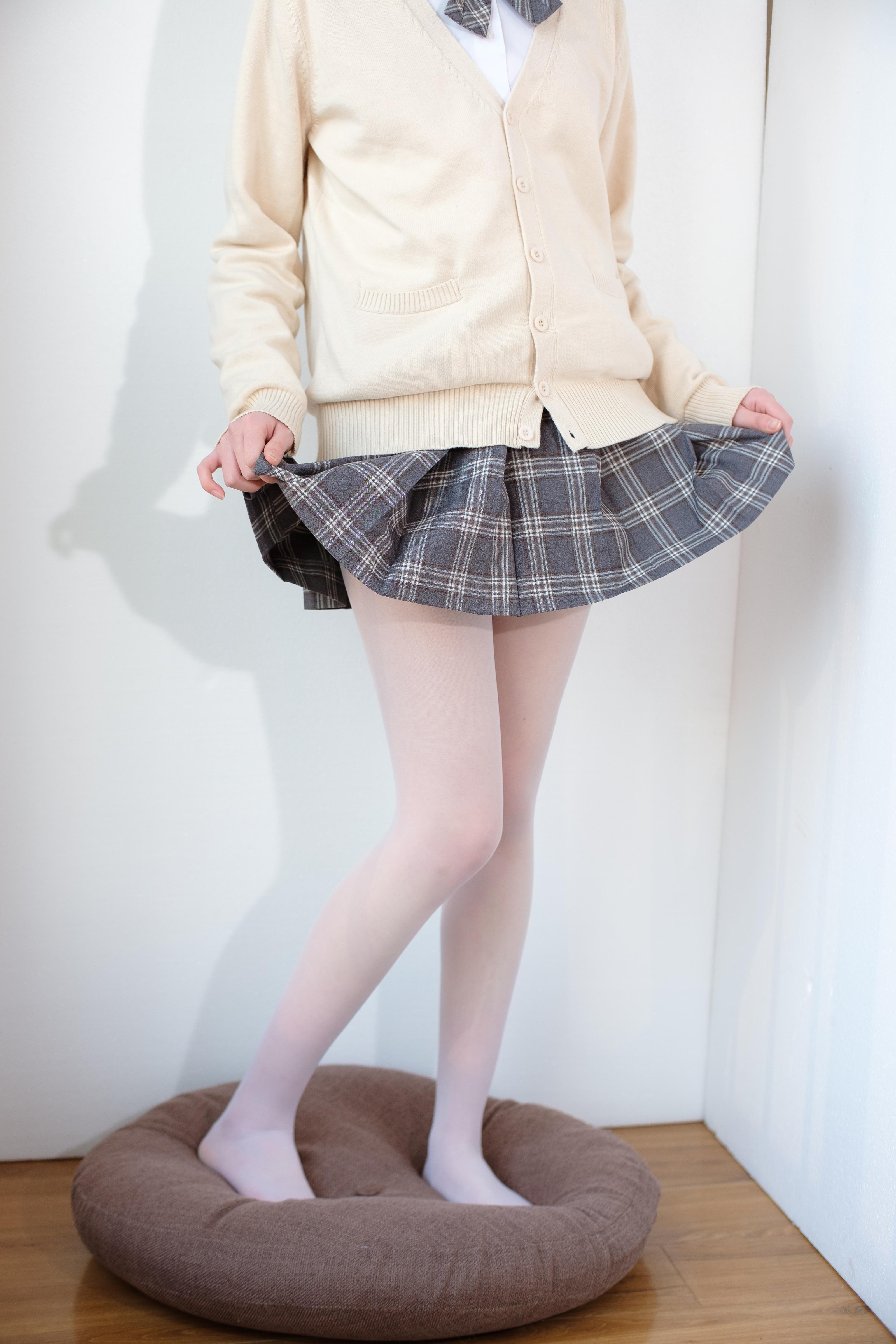 [森萝财团]萝莉X-010 高中女生制服与格子短裙加白色丝袜美腿玉足性感私房写真集,