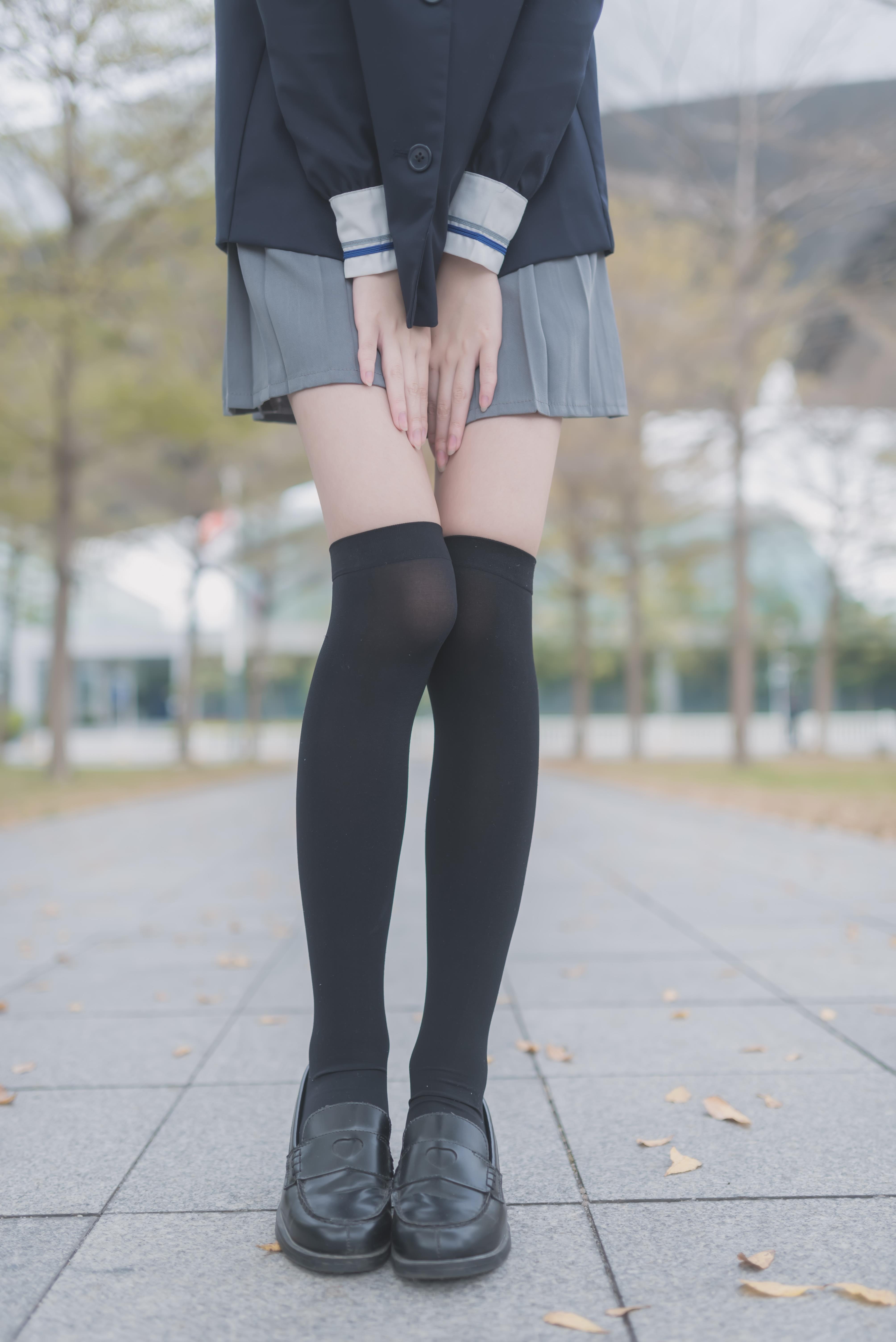 [风之领域]NO.021 性感小萝莉蓝色高中女生制服与灰色短裙加黑白丝袜美腿私房写真集,