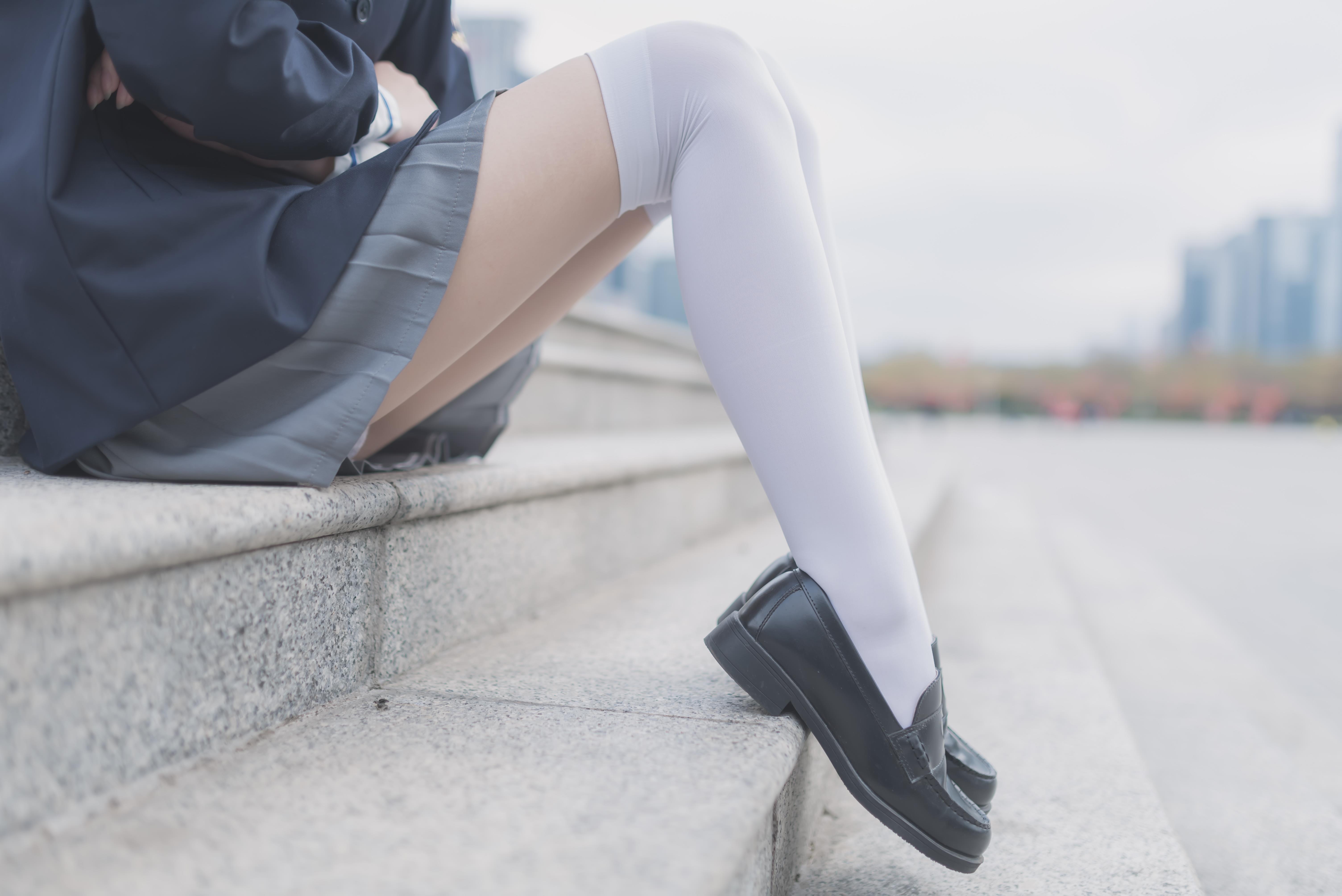 [风之领域]NO.021 性感小萝莉蓝色高中女生制服与灰色短裙加黑白丝袜美腿私房写真集,