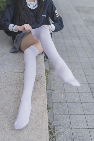 [风之领域]NO.021 性感小萝莉蓝色高中女生制服与灰色短裙加黑白丝袜美腿私房写
