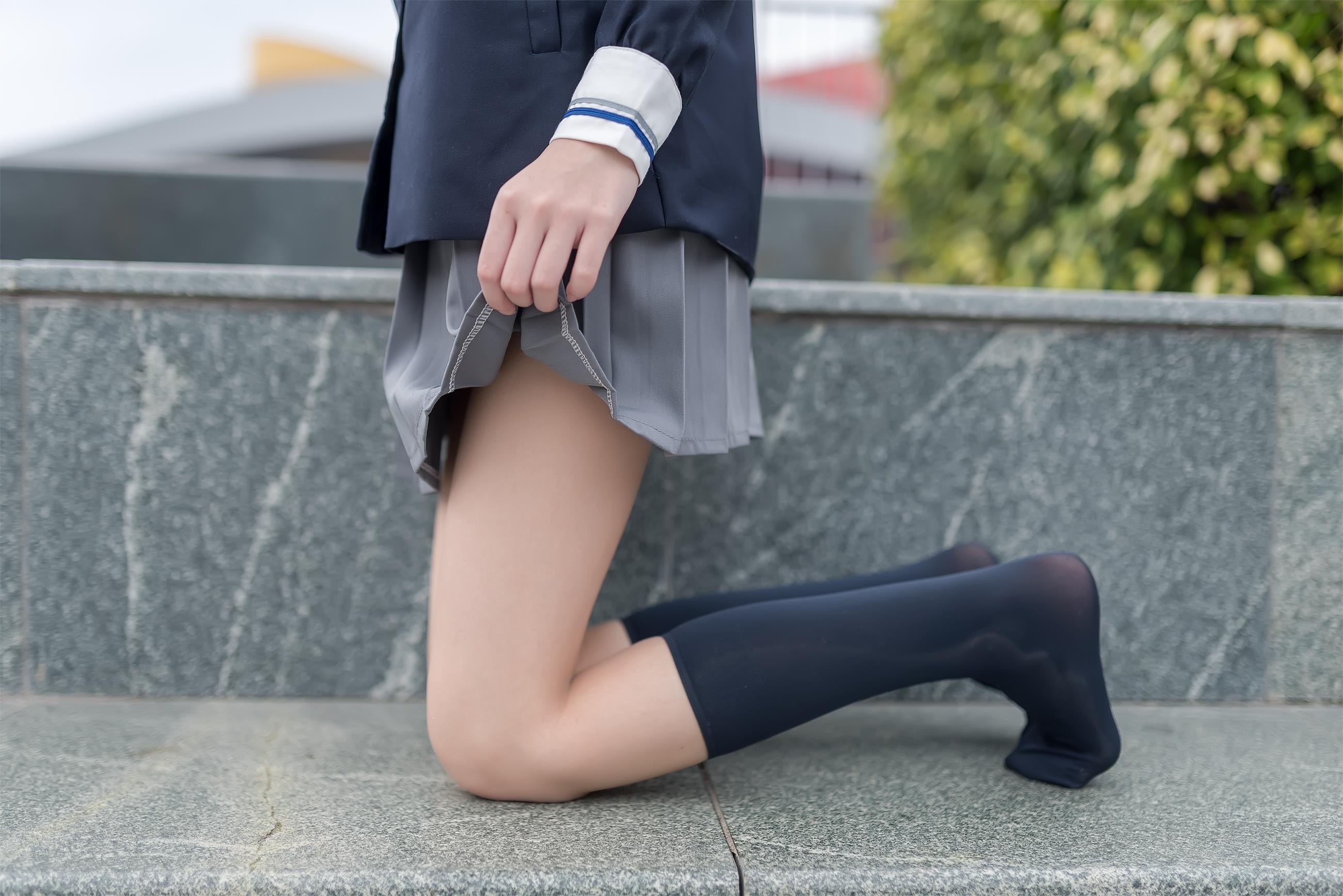 [风之领域]NO.022 性感小萝莉蓝色高中女生制服与灰色短裙加黑色丝袜美腿私房写真集,
