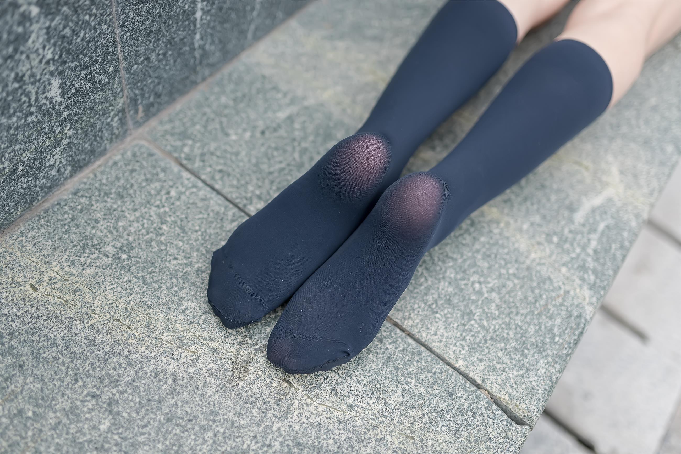 [风之领域]NO.022 性感小萝莉蓝色高中女生制服与灰色短裙加黑色丝袜美腿私房写真集,