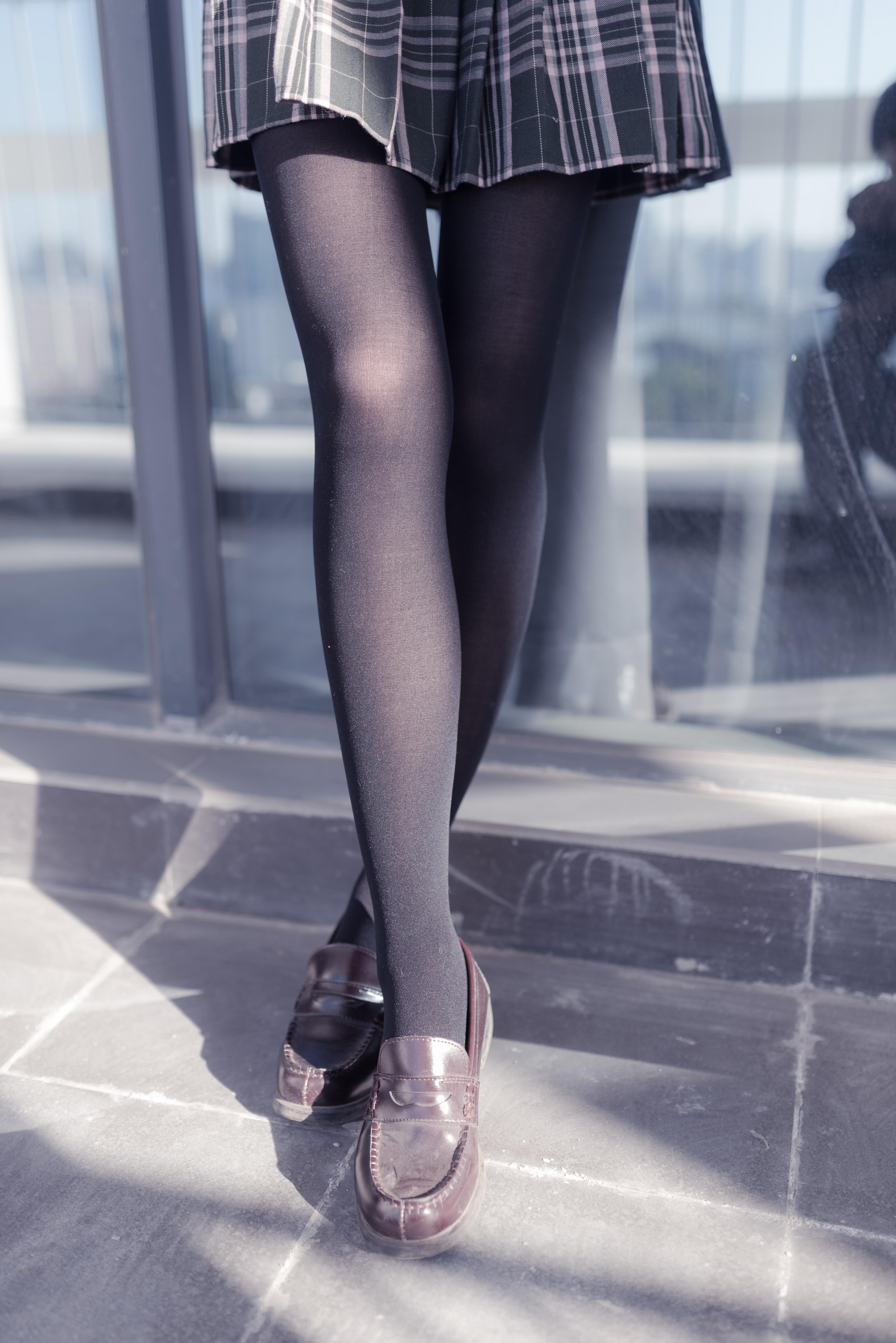 [风之领域]NO.023 性感小萝莉灰色外套与格子短裙加黑色丝袜美腿性感私房写真集,